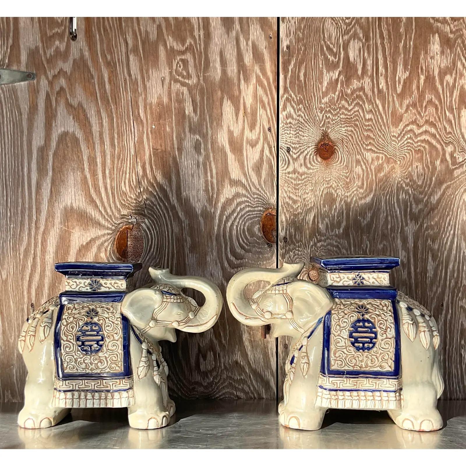 Nord-américain Paire d'éléphants en céramique émaillée Vintage Regency en vente
