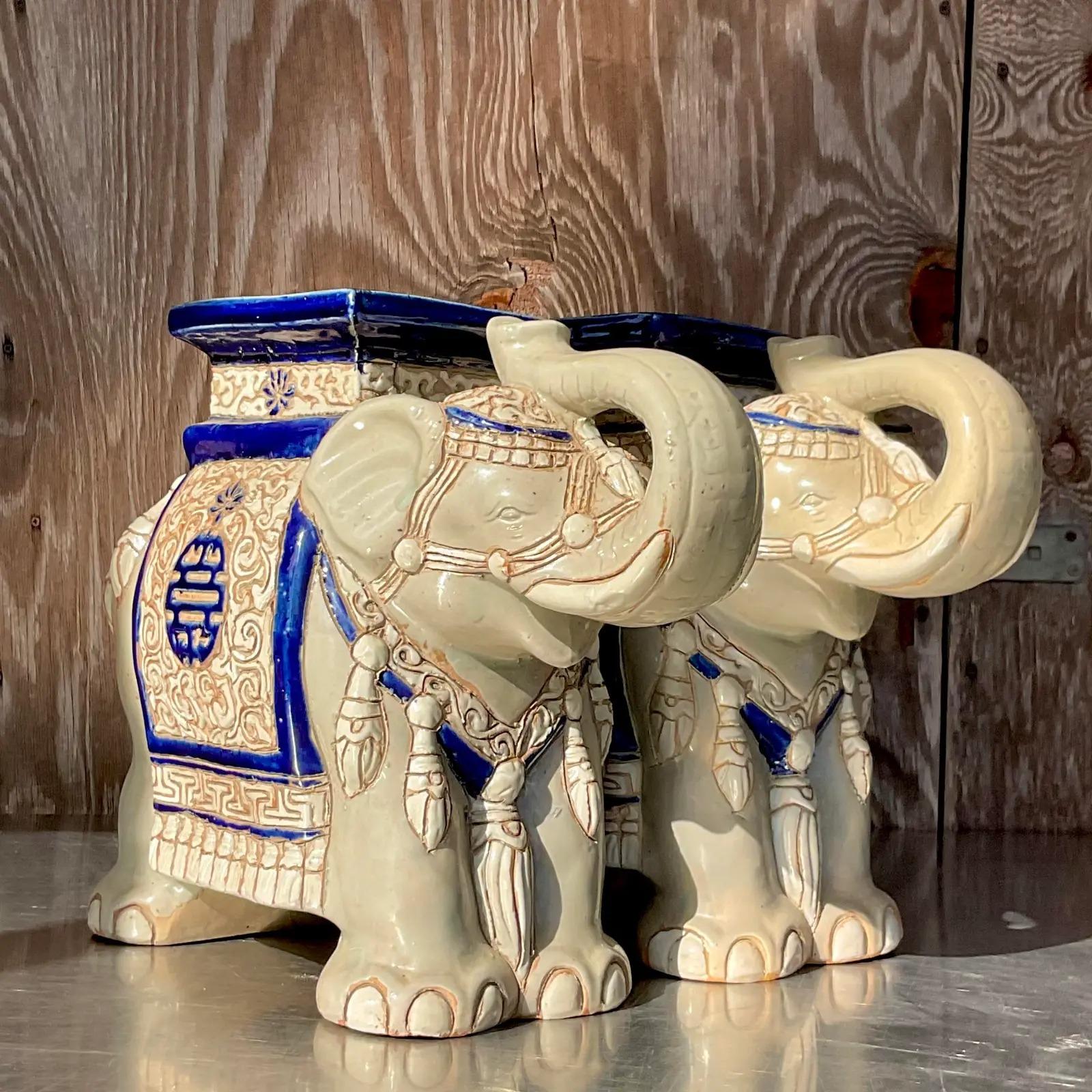 Paire d'éléphants en céramique émaillée Vintage Regency Bon état - En vente à west palm beach, FL