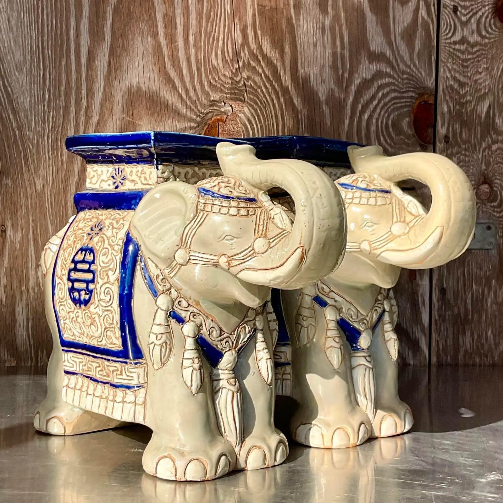 20ième siècle Paire d'éléphants en céramique émaillée Vintage Regency en vente