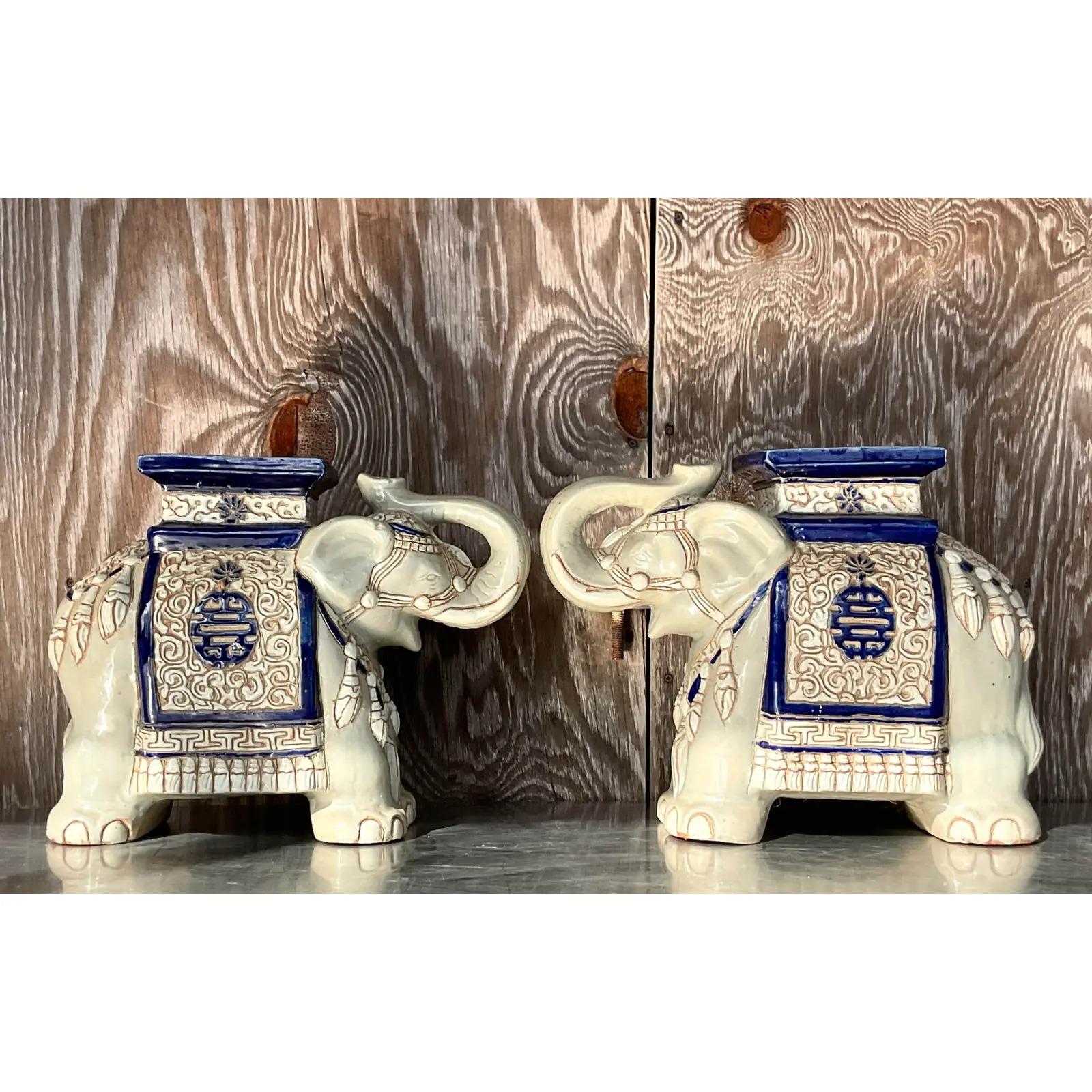 Céramique Paire d'éléphants en céramique émaillée Vintage Regency en vente