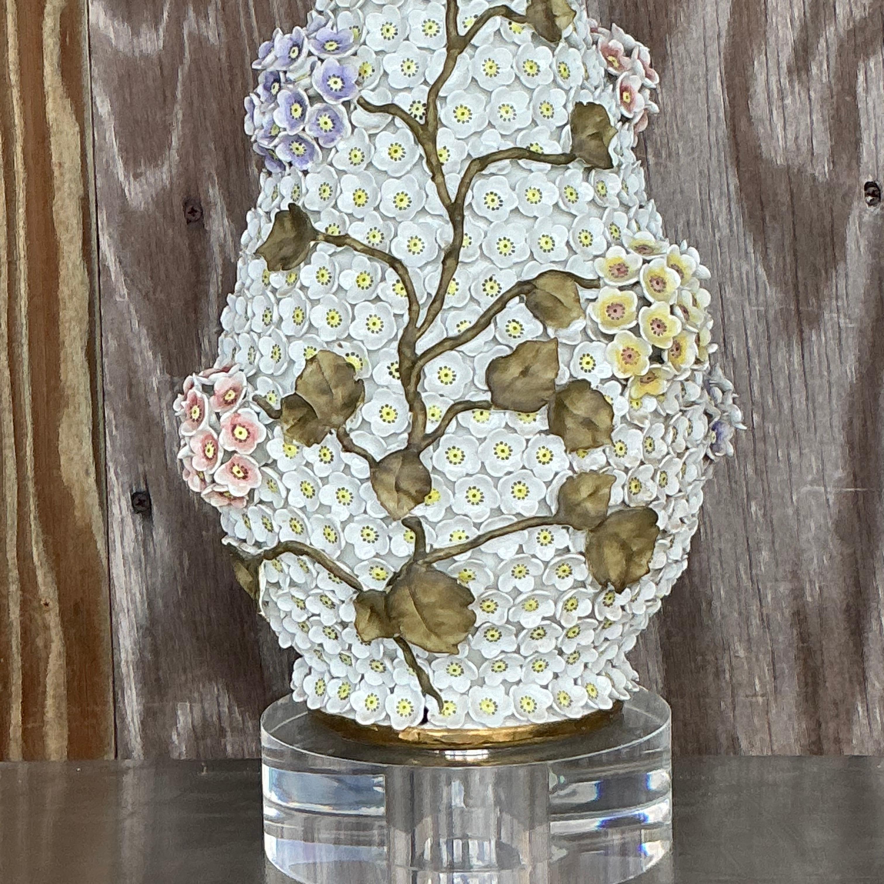 Illuminez votre espace avec la lampe florale en céramique émaillée Vintage Regency After Meissen. Cette lampe exquise allie l'élégance de la Régence à des motifs floraux complexes, inspirés de l'artisanat de Meissen, ajoutant une touche de charme