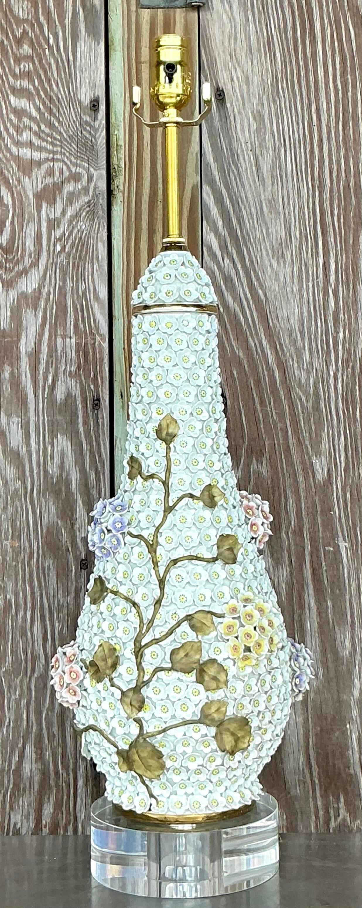 Lampe florale vintage Regency en céramique émaillée d'après Meissen Bon état - En vente à west palm beach, FL