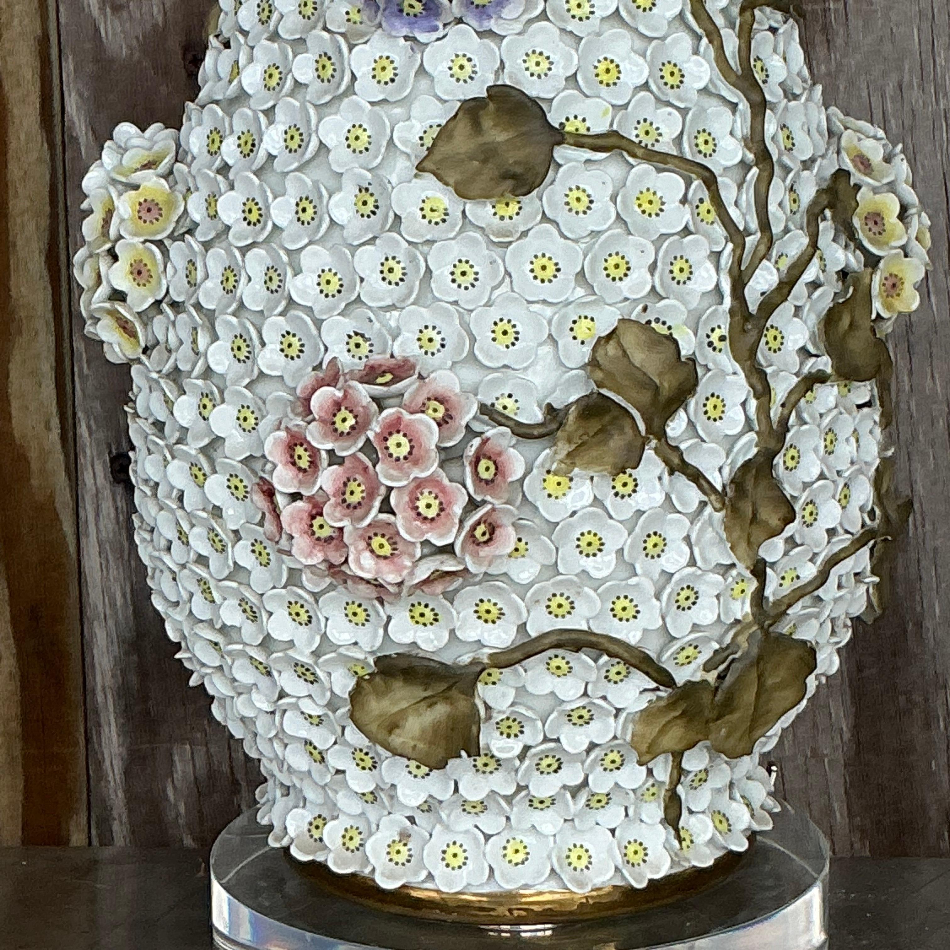 20ième siècle Lampe florale vintage Regency en céramique émaillée d'après Meissen en vente