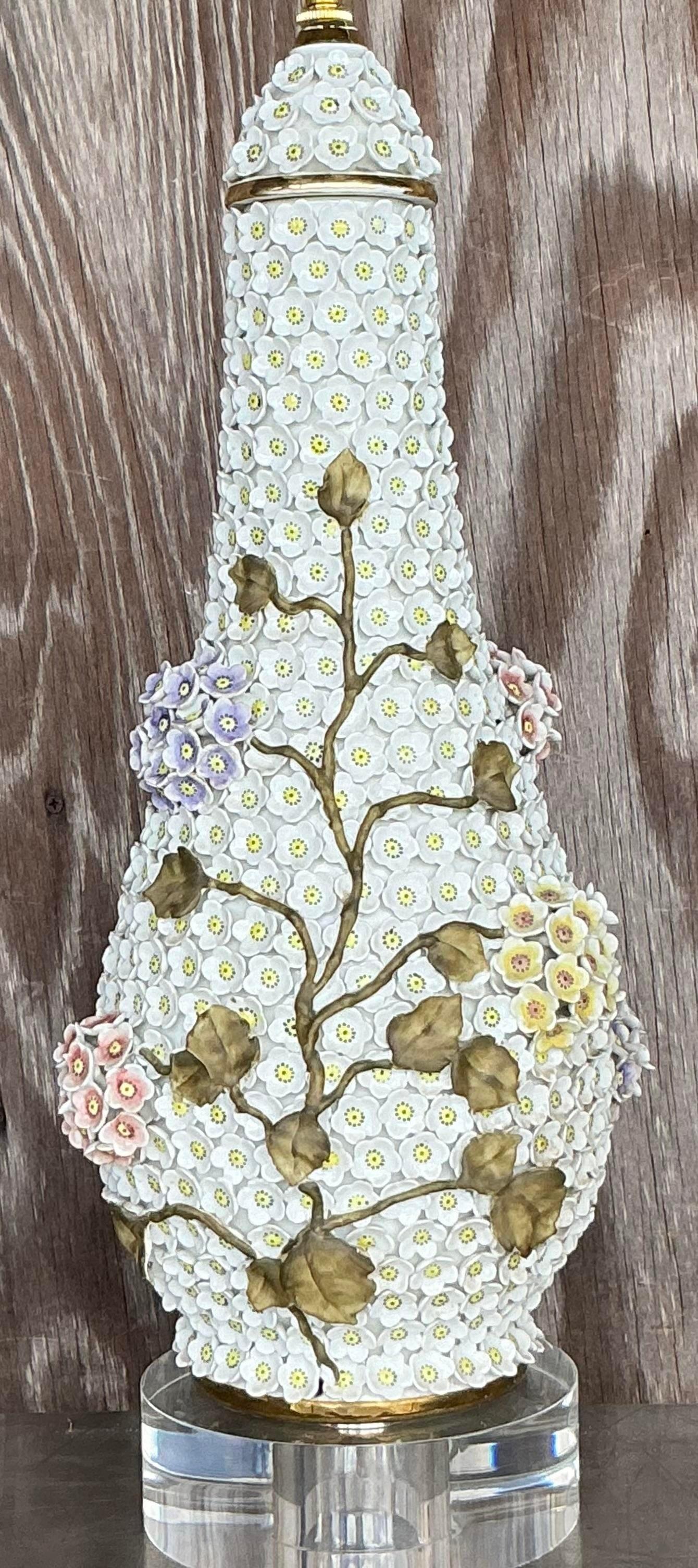 Lampe florale vintage Regency en céramique émaillée d'après Meissen en vente 2