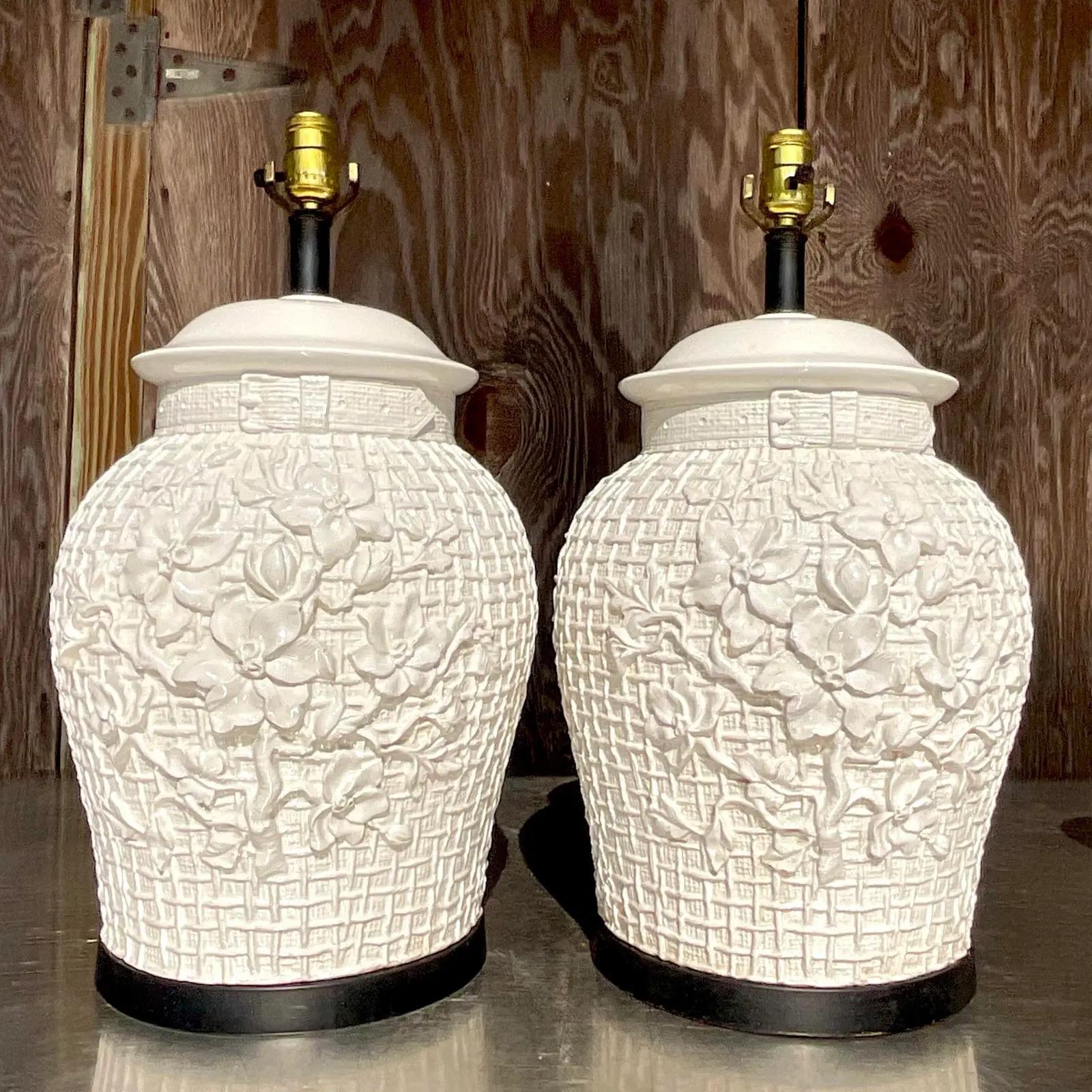 Paire de lampes Vintage Regency en céramique émaillée avec treillis floral Bon état - En vente à west palm beach, FL