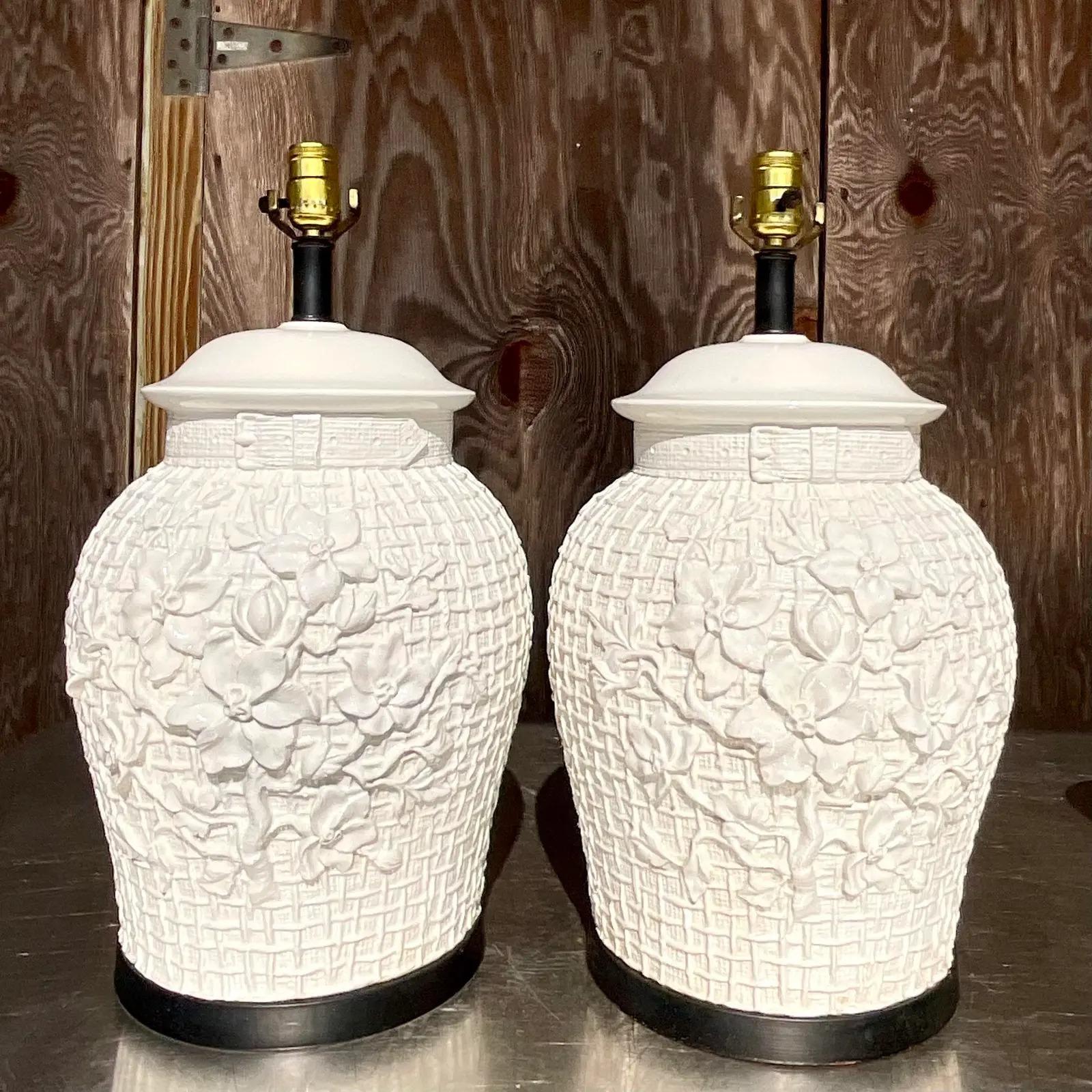 Céramique Paire de lampes Vintage Regency en céramique émaillée avec treillis floral en vente