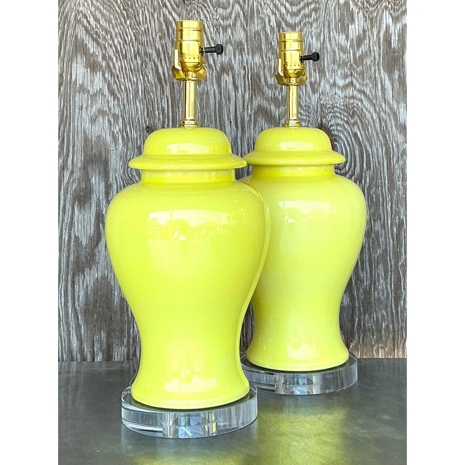 Hollywood Regency Paire de lampes de style Régence en céramique émaillée - Ginger Jar en vente