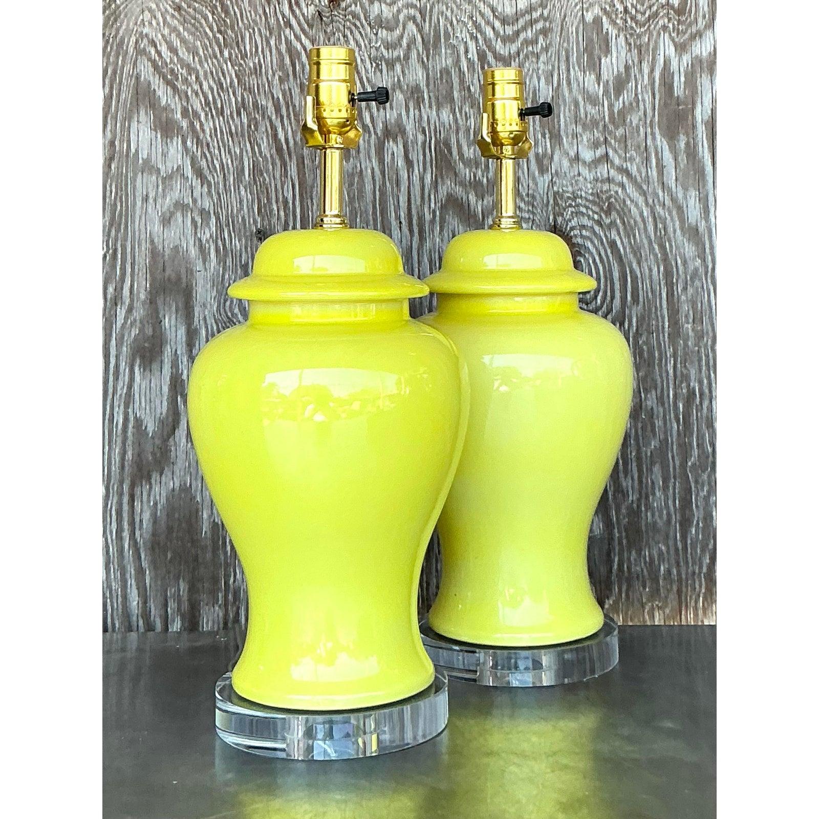 20ième siècle Paire de lampes de style Régence en céramique émaillée - Ginger Jar en vente