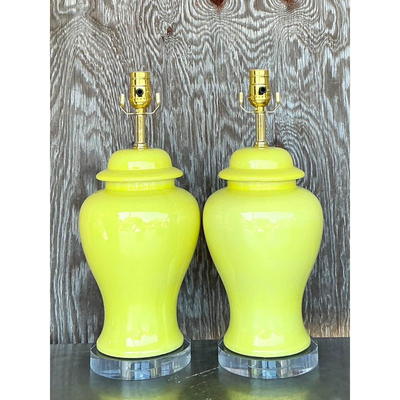 Laiton Paire de lampes de style Régence en céramique émaillée - Ginger Jar en vente