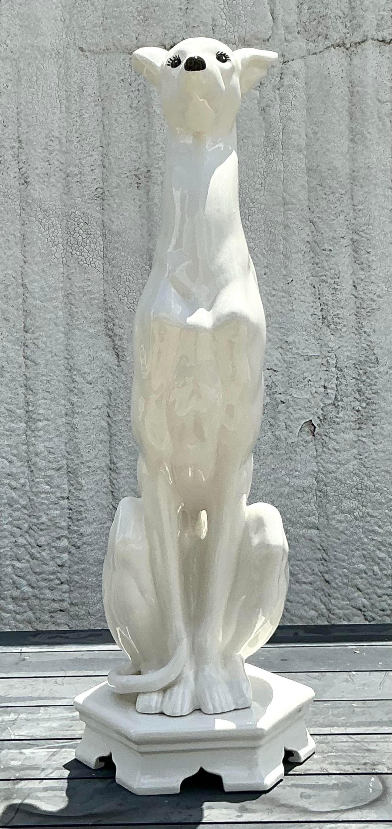 Questo levriero in ceramica smaltata Vintage Regency combina un'eleganza classica con una finitura liscia e lucente. La figura del levriero, splendidamente realizzata, è smaltata alla perfezione e mette in risalto le sue linee aggraziate e i suoi