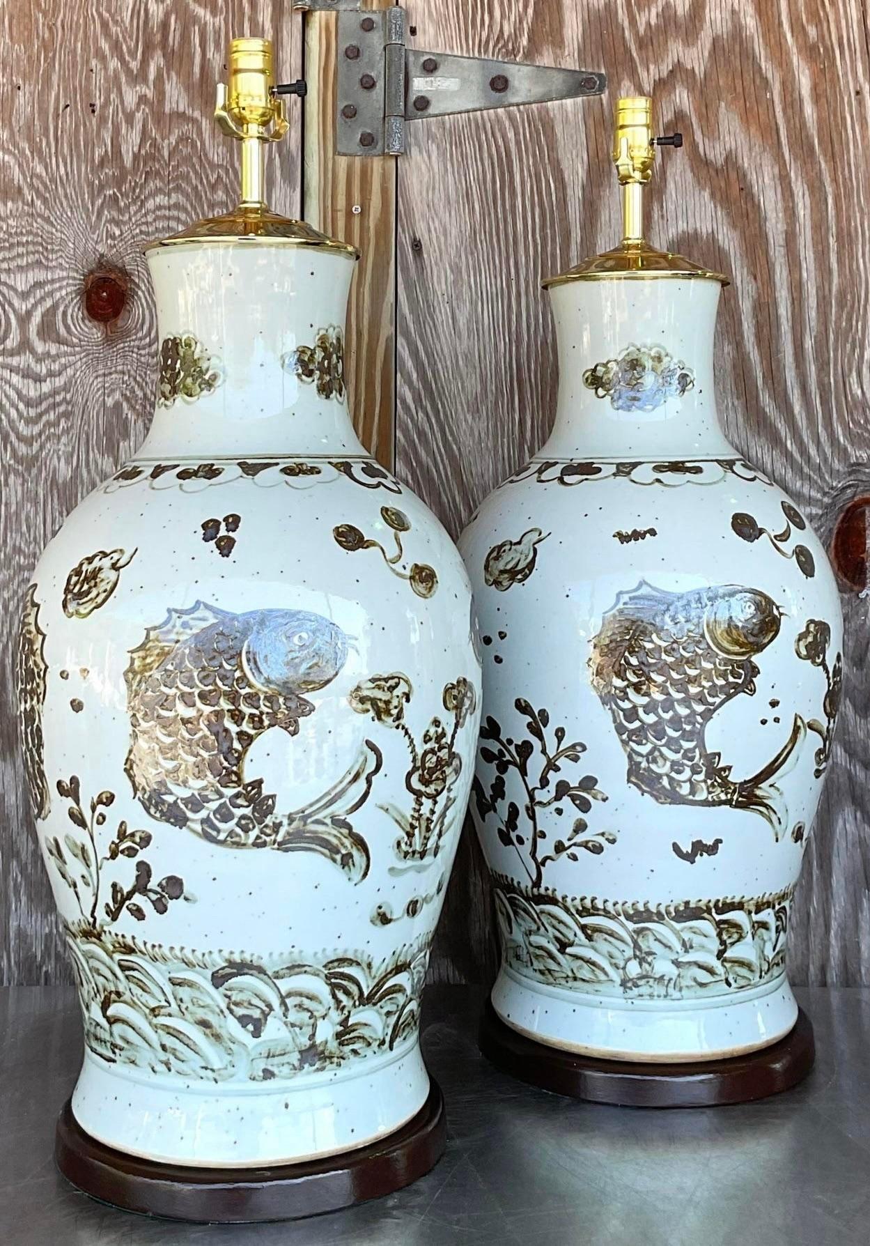 Vintage Regency glasierte Keramik Koi Fisch Lampen - ein Paar (amerikanisch) im Angebot