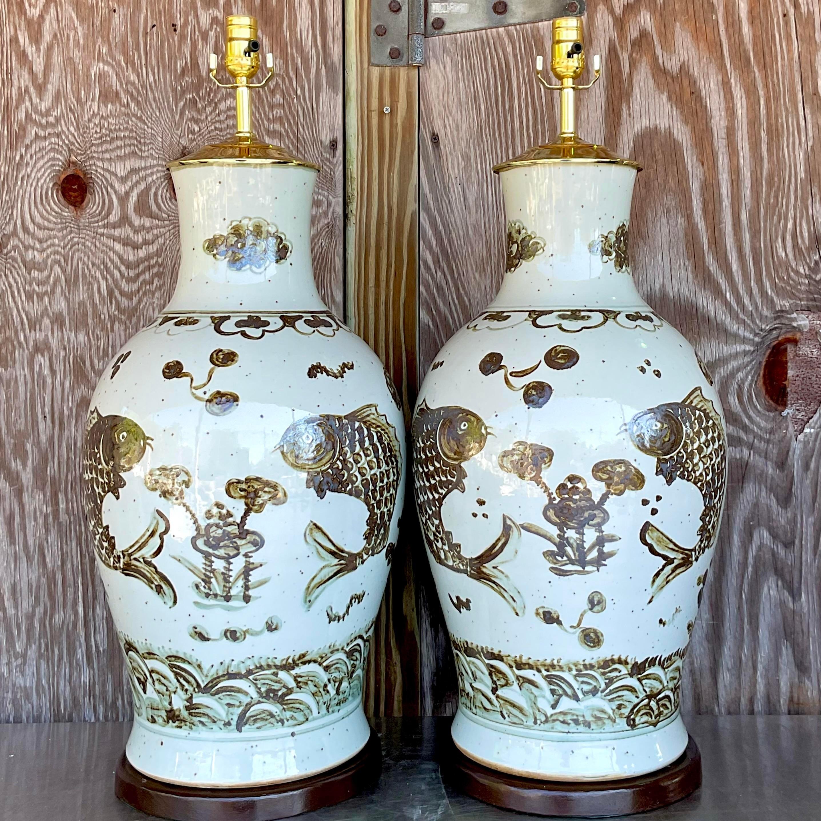 Vintage Regency glasierte Keramik Koi Fisch Lampen - ein Paar im Angebot 1