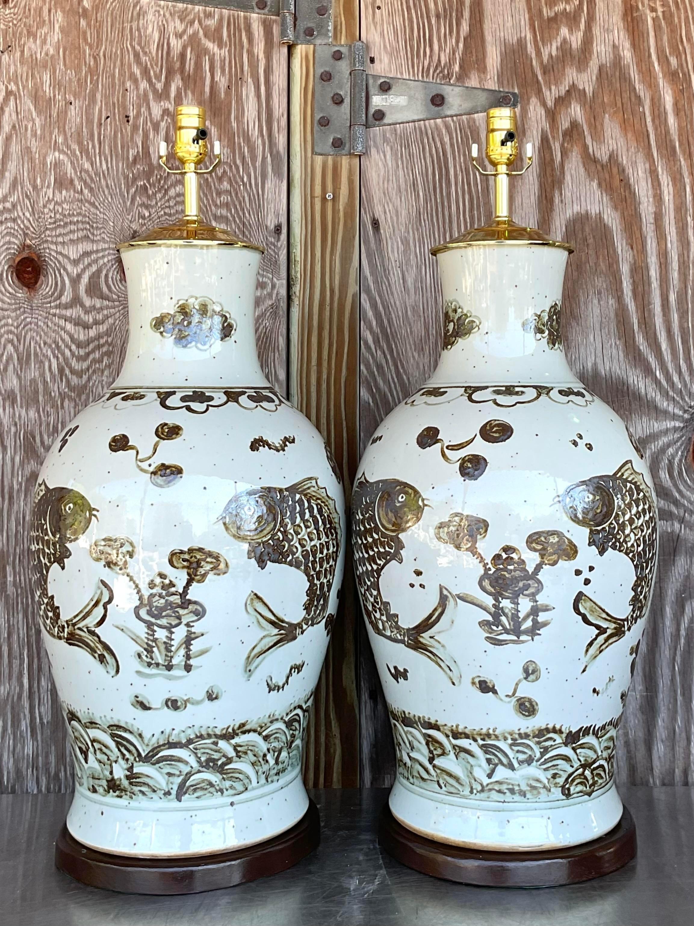 Vintage Regency glasierte Keramik Koi Fisch Lampen - ein Paar im Angebot 3