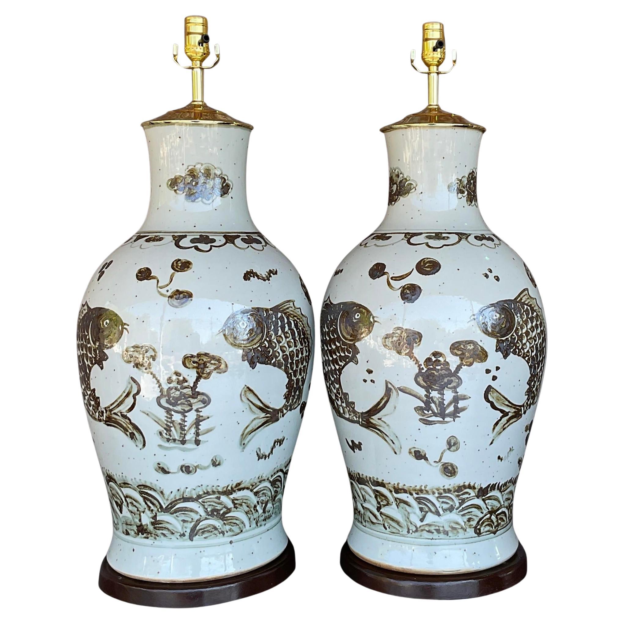 Vintage Regency glasierte Keramik Koi Fisch Lampen - ein Paar im Angebot