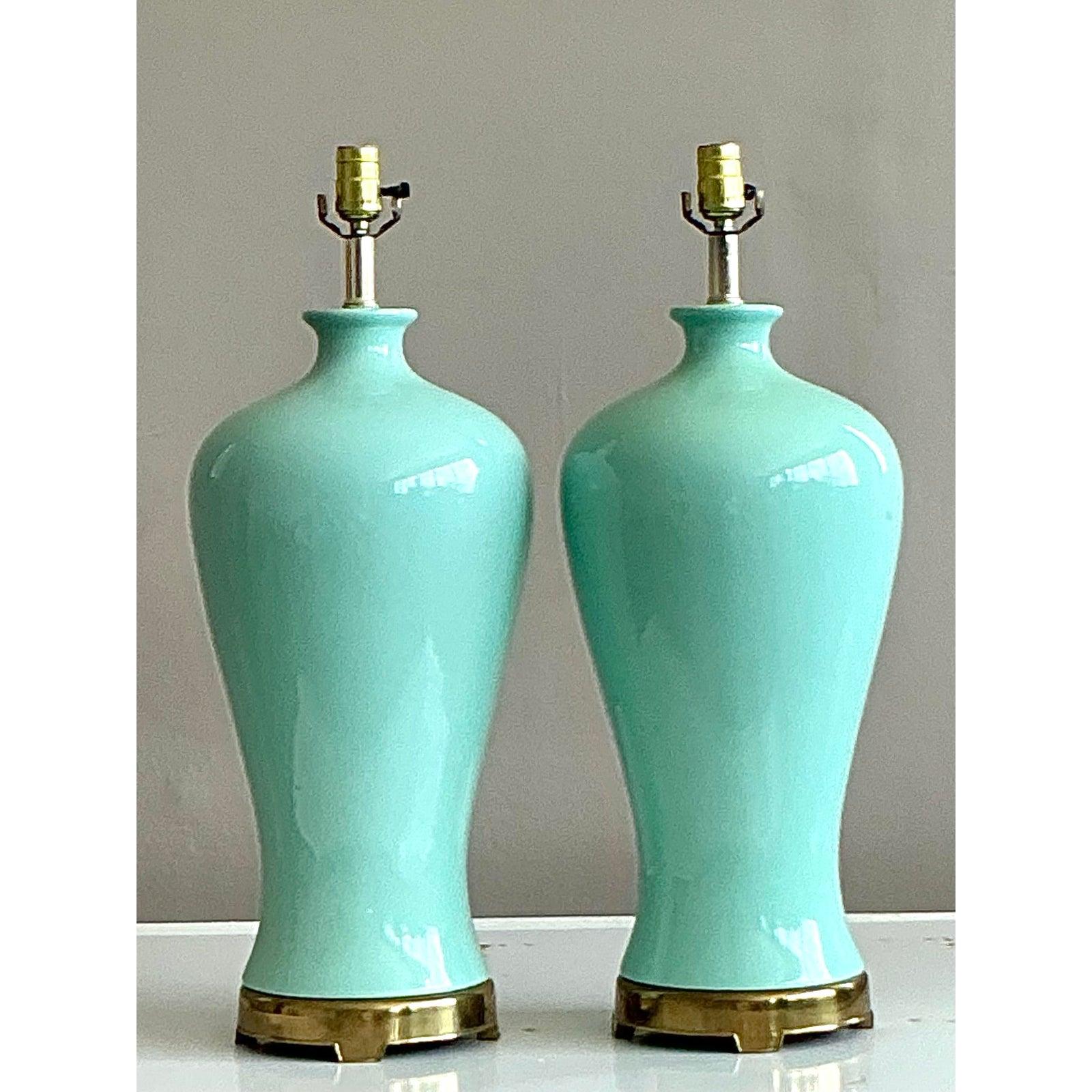 Una splendida coppia di lampade da tavolo vintage che fondono perfettamente la forma classica con una tavolozza di colori rinfrescanti e contemporanei. Ogni lampada è caratterizzata da un corpo in ceramica splendidamente scolpito con una silhouette