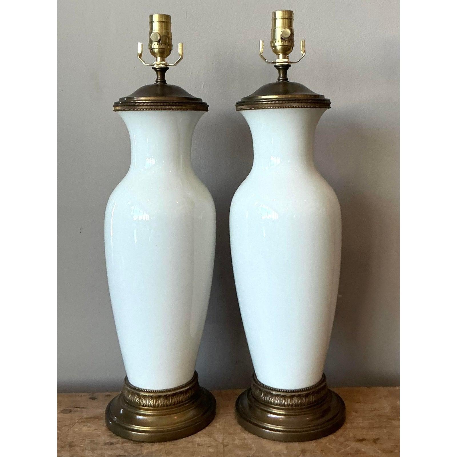 20ième siècle Paire de lampes Vintage Regency en céramique émaillée en vente