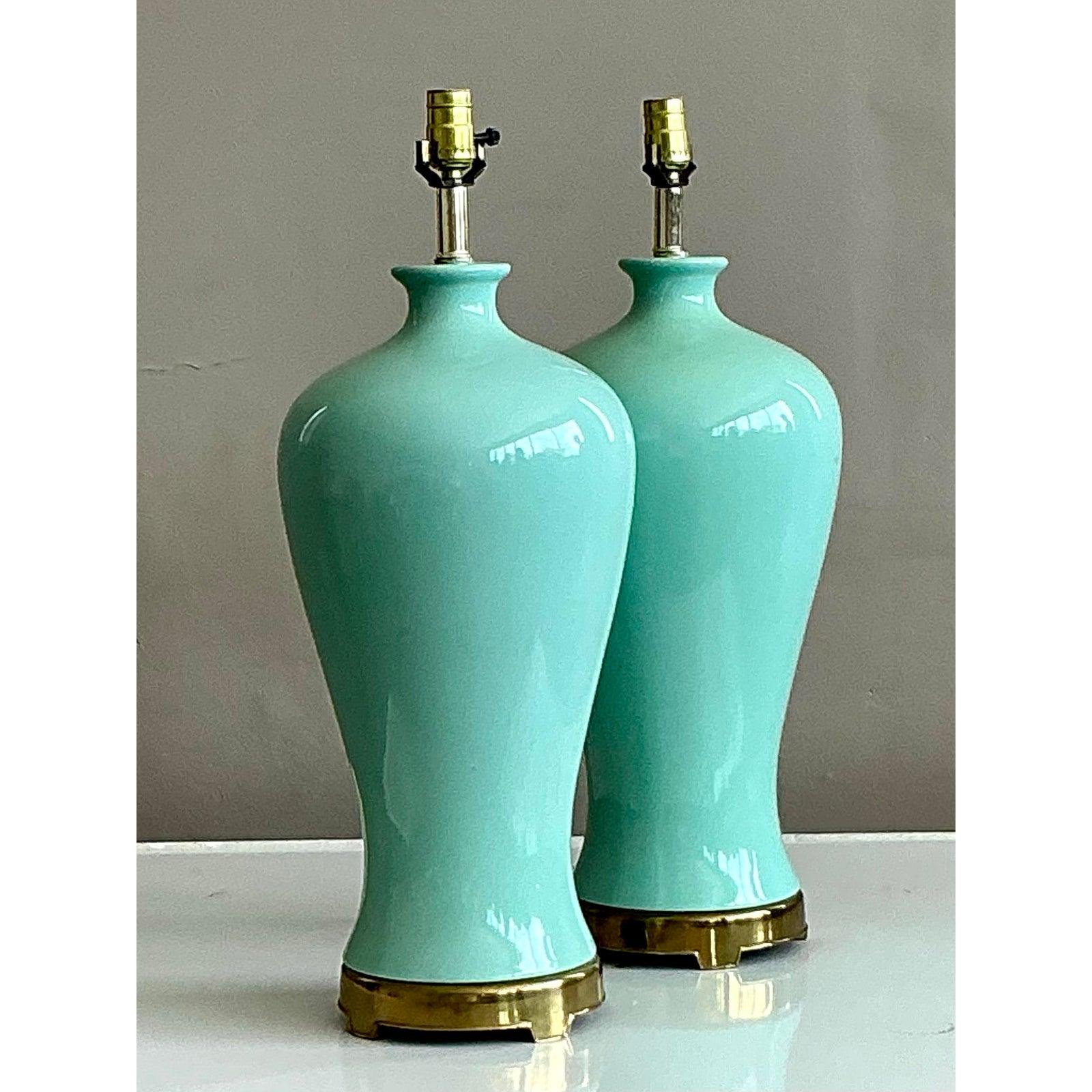 Ottone Lampade in ceramica smaltata vintage Regency - una coppia in vendita