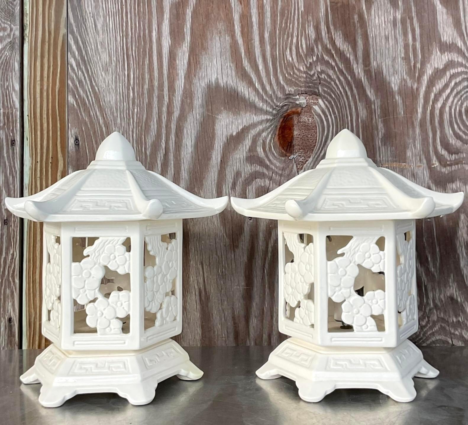 Illuminez votre intérieur avec l'élégance intemporelle de nos lampes-lanternes pagodes Vintage Regency en céramique émaillée - une paire. Inspirées du style Regency américain classique, ces lampes exquises exsudent la sophistication avec leur