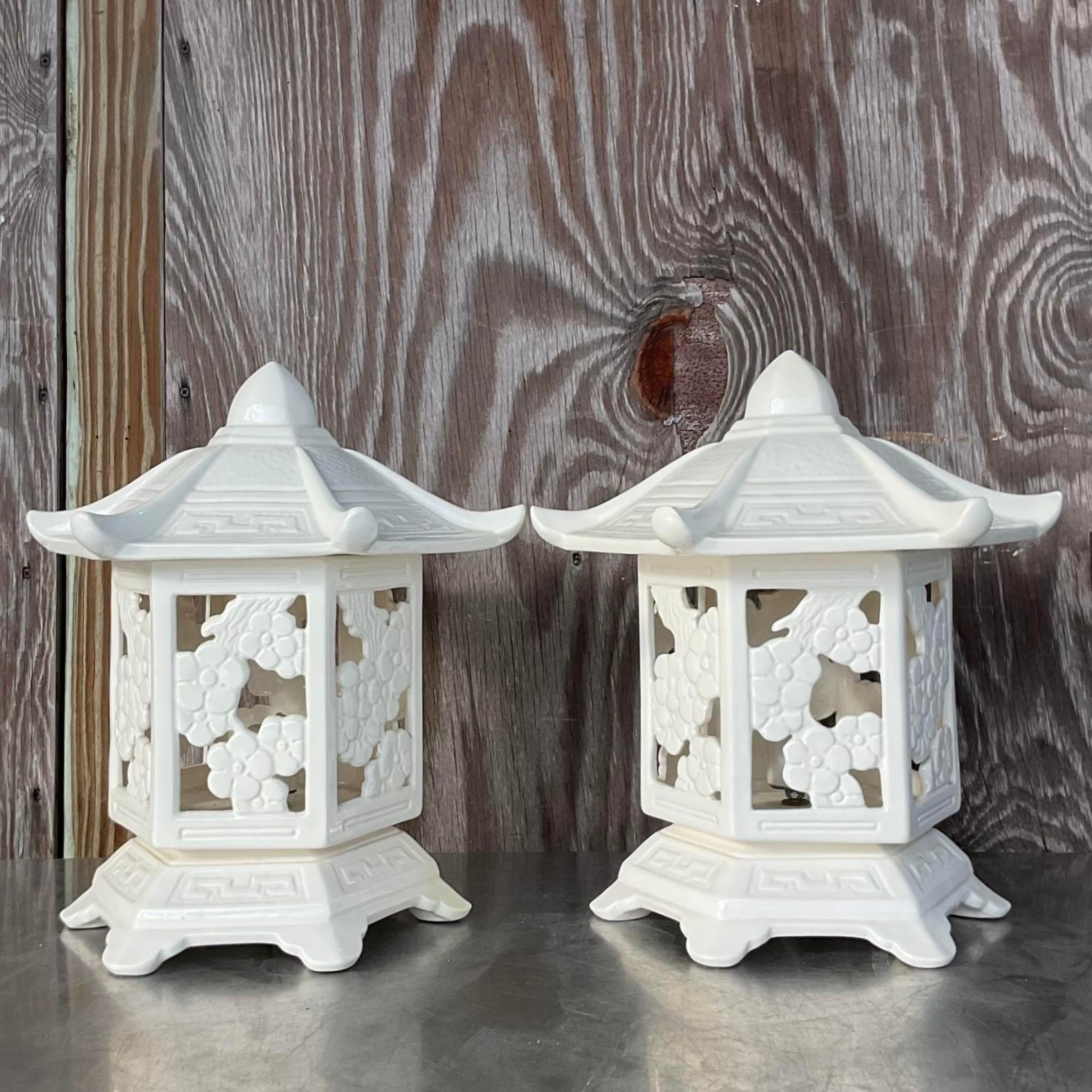 Américain Paire de lampes-lanternes pagodes en céramique émaillée Vintage Regency en vente