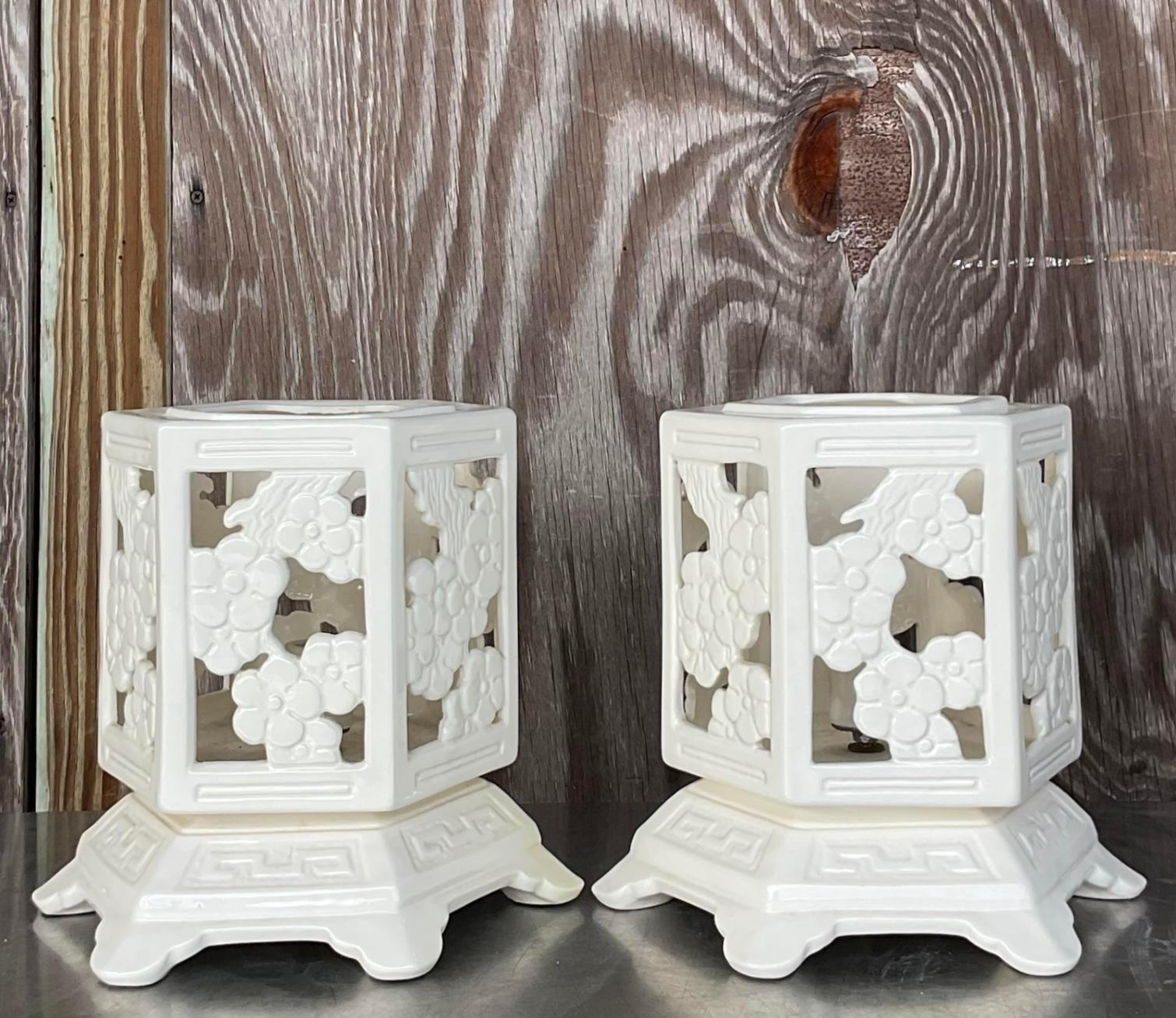 Vintage Regency glasierte Keramik Pagode Laterne Lampen - ein Paar im Zustand „Gut“ im Angebot in west palm beach, FL