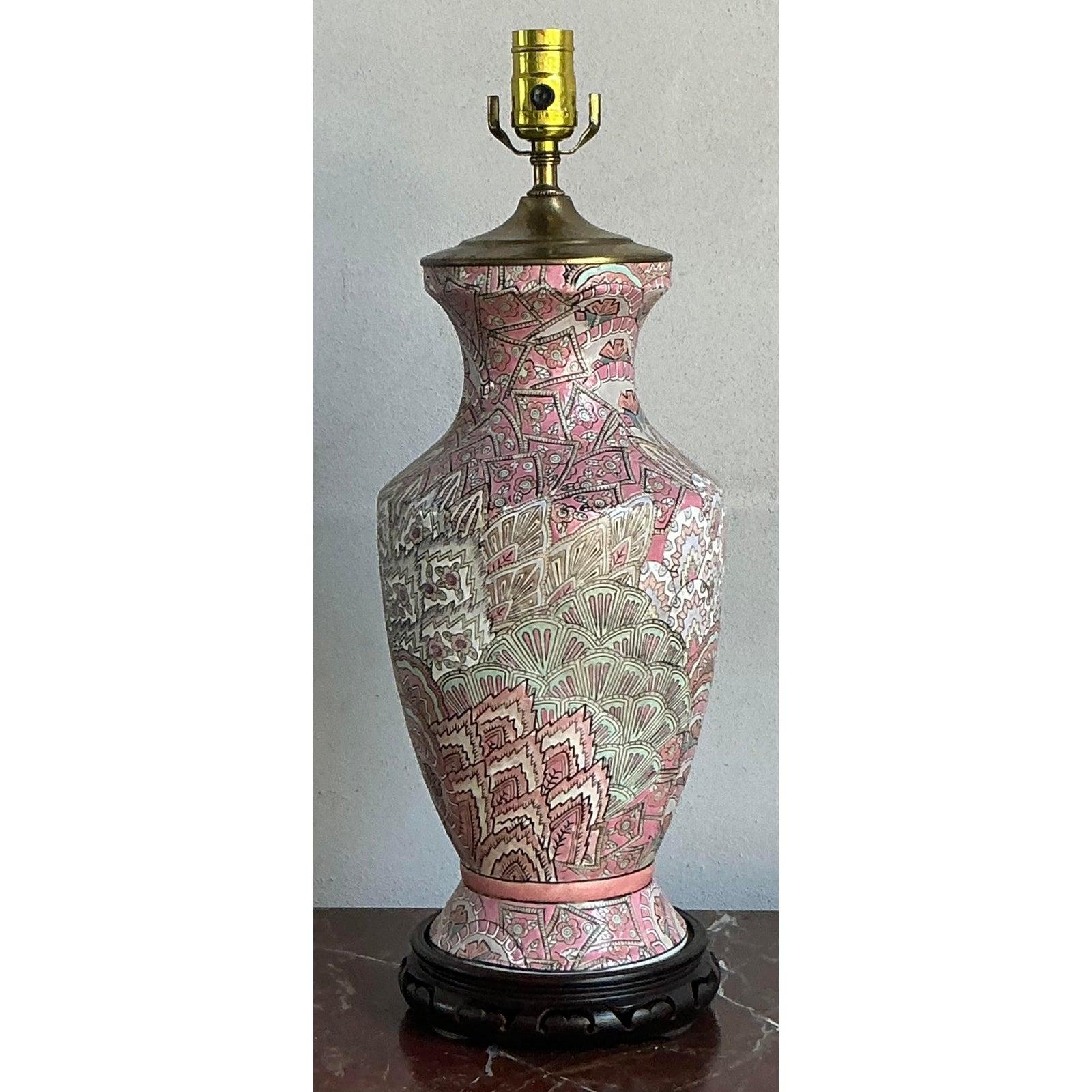 Chinoiseries Lampe Vintage Regency en céramique émaillée plumes de paon en vente