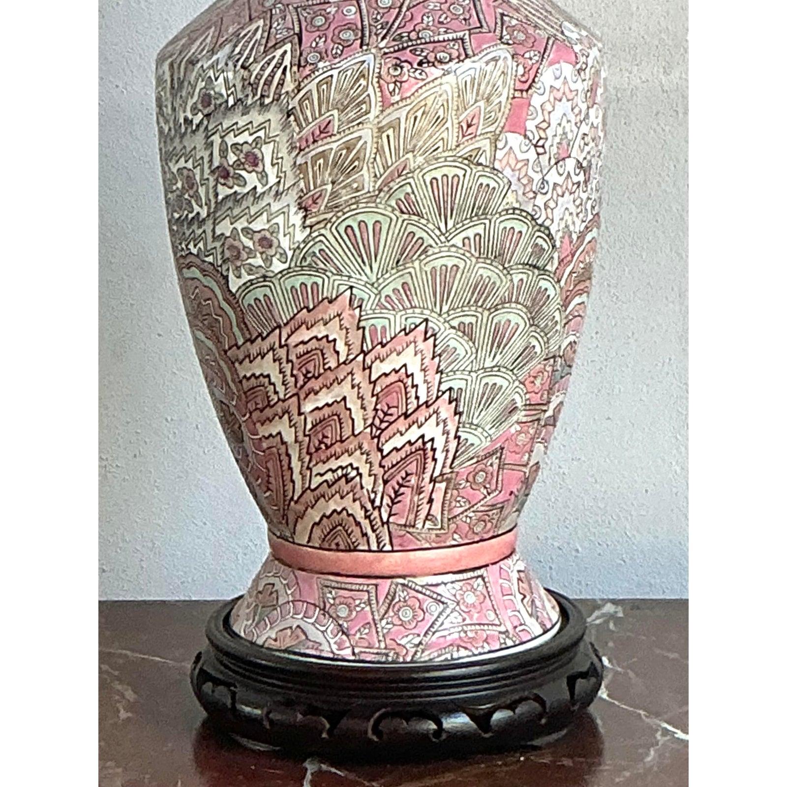 Américain Lampe Vintage Regency en céramique émaillée plumes de paon en vente