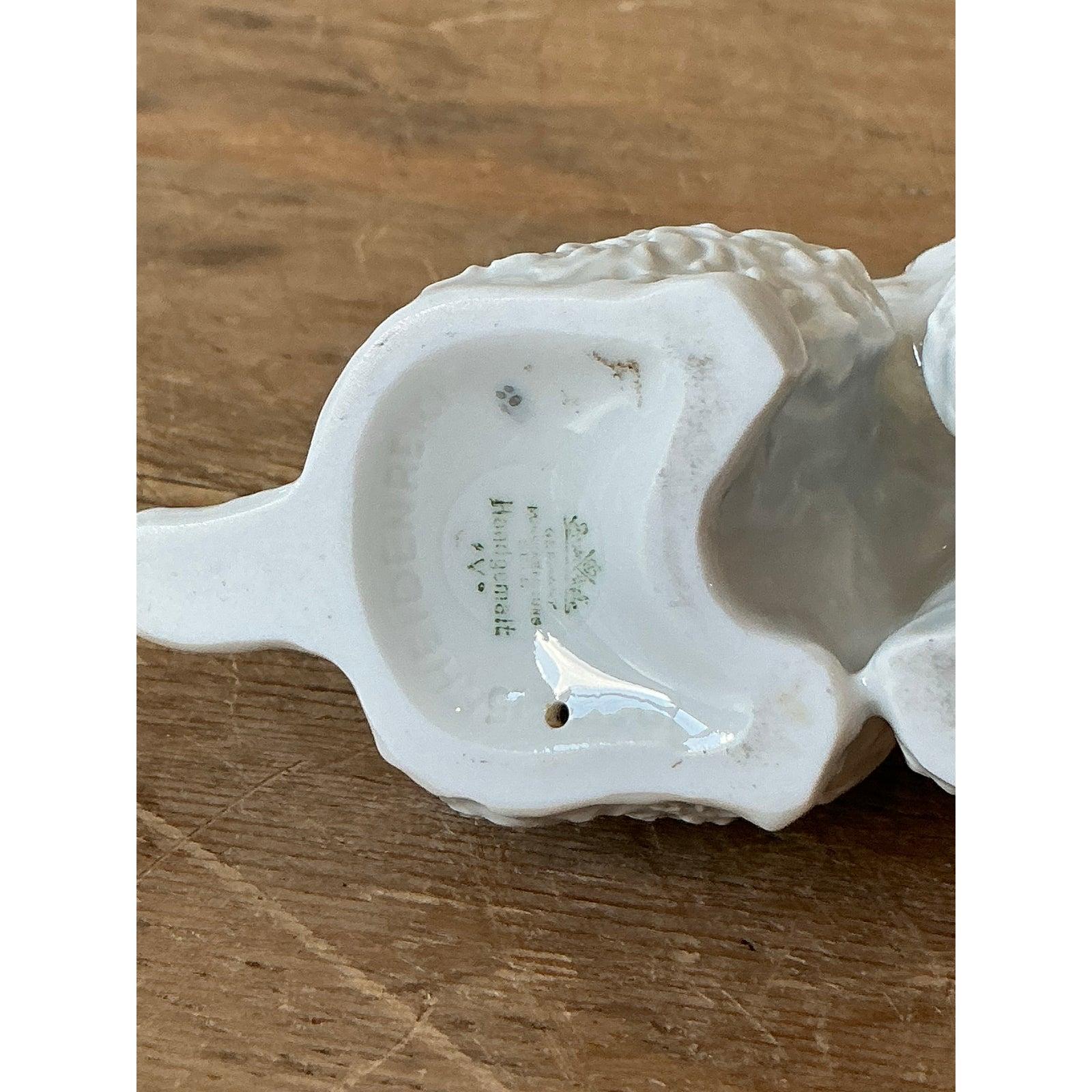 Questa graziosa statuetta di barboncino in ceramica incarna la giocosa raffinatezza e il fascino degli animali, molto diffusi nel design della metà del secolo scorso e nell'arredamento Hollywood Regency. Realizzata in porcellana o ceramica smaltata,