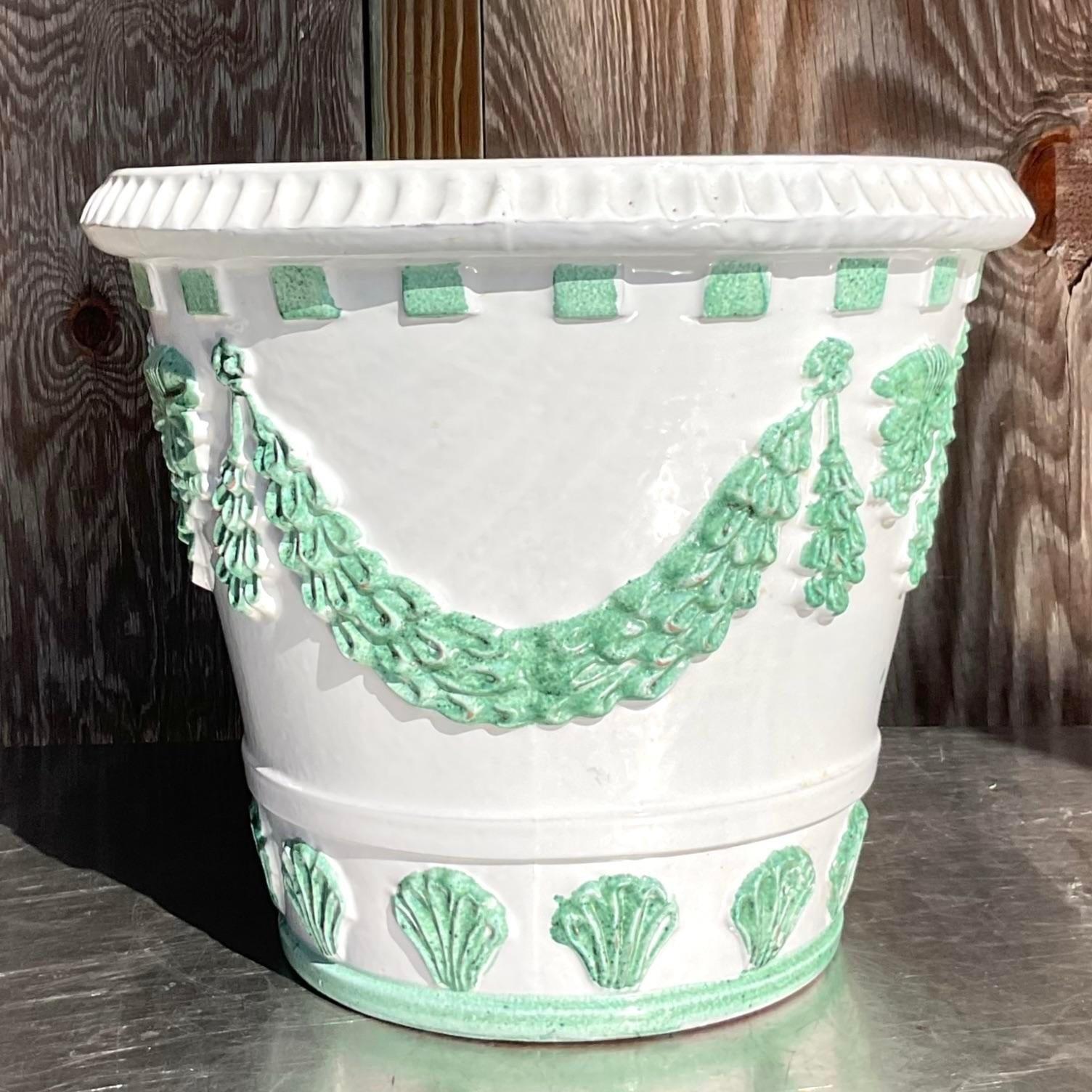 Une fabuleuse jardinière vintage de style Regency. Une magnifique finition en céramique émaillée avec un design classique en forme de guirlande. Parfait pour l'intérieur ou l'extérieur. C'est vous qui décidez ! Acquis auprès d'une succession de Miami