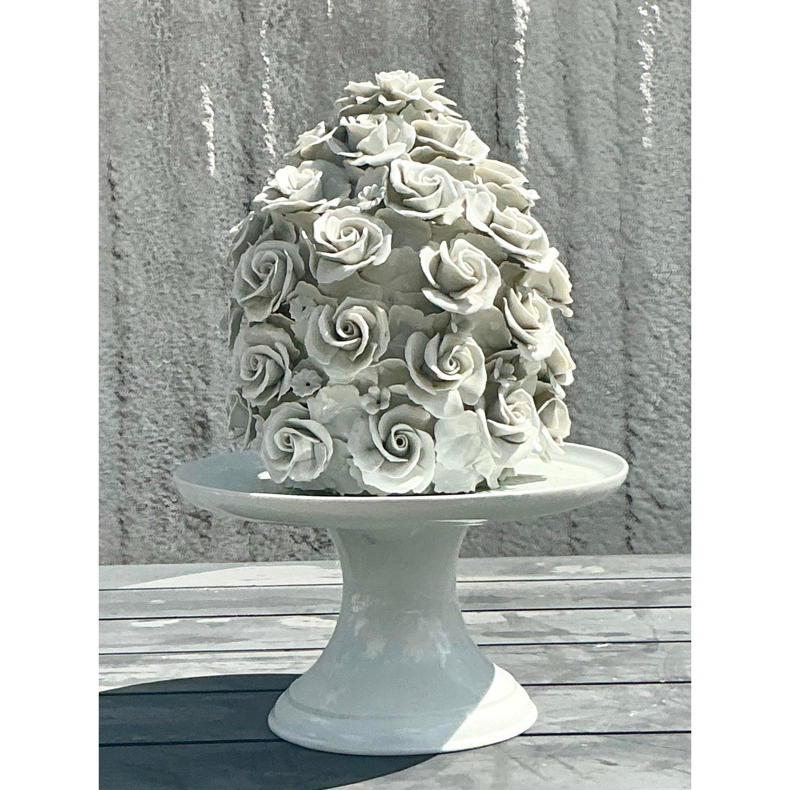 Regency Cake à roses vintage en porcelaine émaillée de style Régence sur piédestal en vente