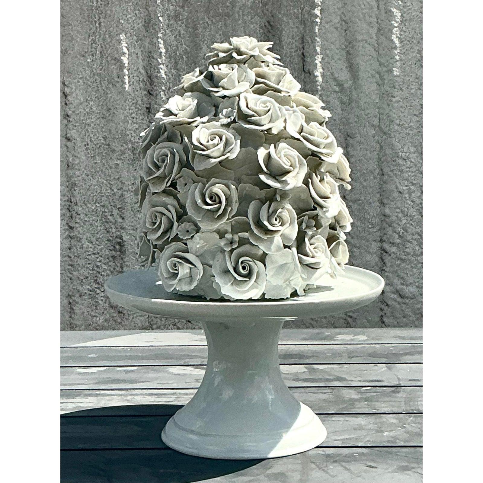 Américain Cake à roses vintage en porcelaine émaillée de style Régence sur piédestal en vente