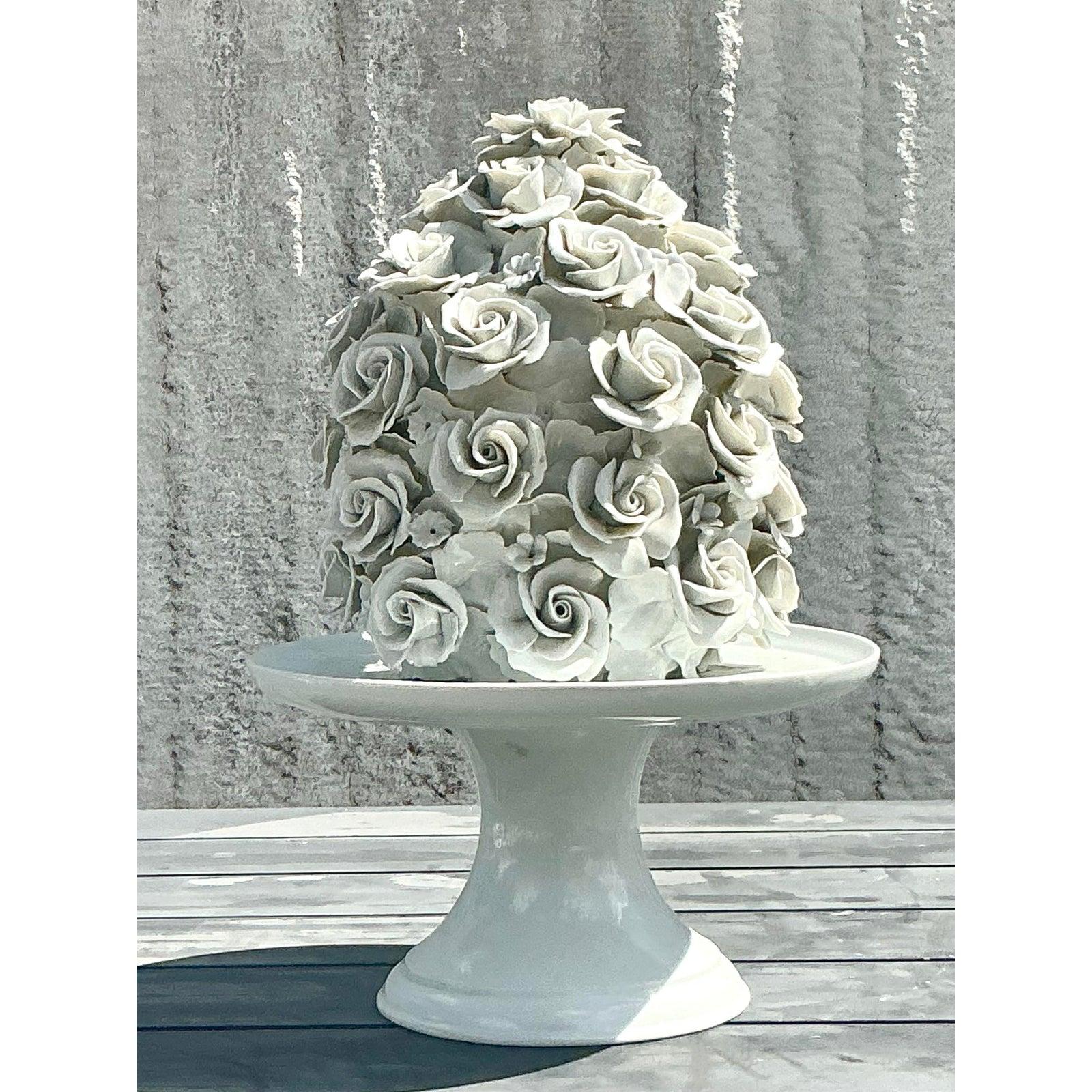 Cake à roses vintage en porcelaine émaillée de style Régence sur piédestal Bon état - En vente à West Palm Beach, FL