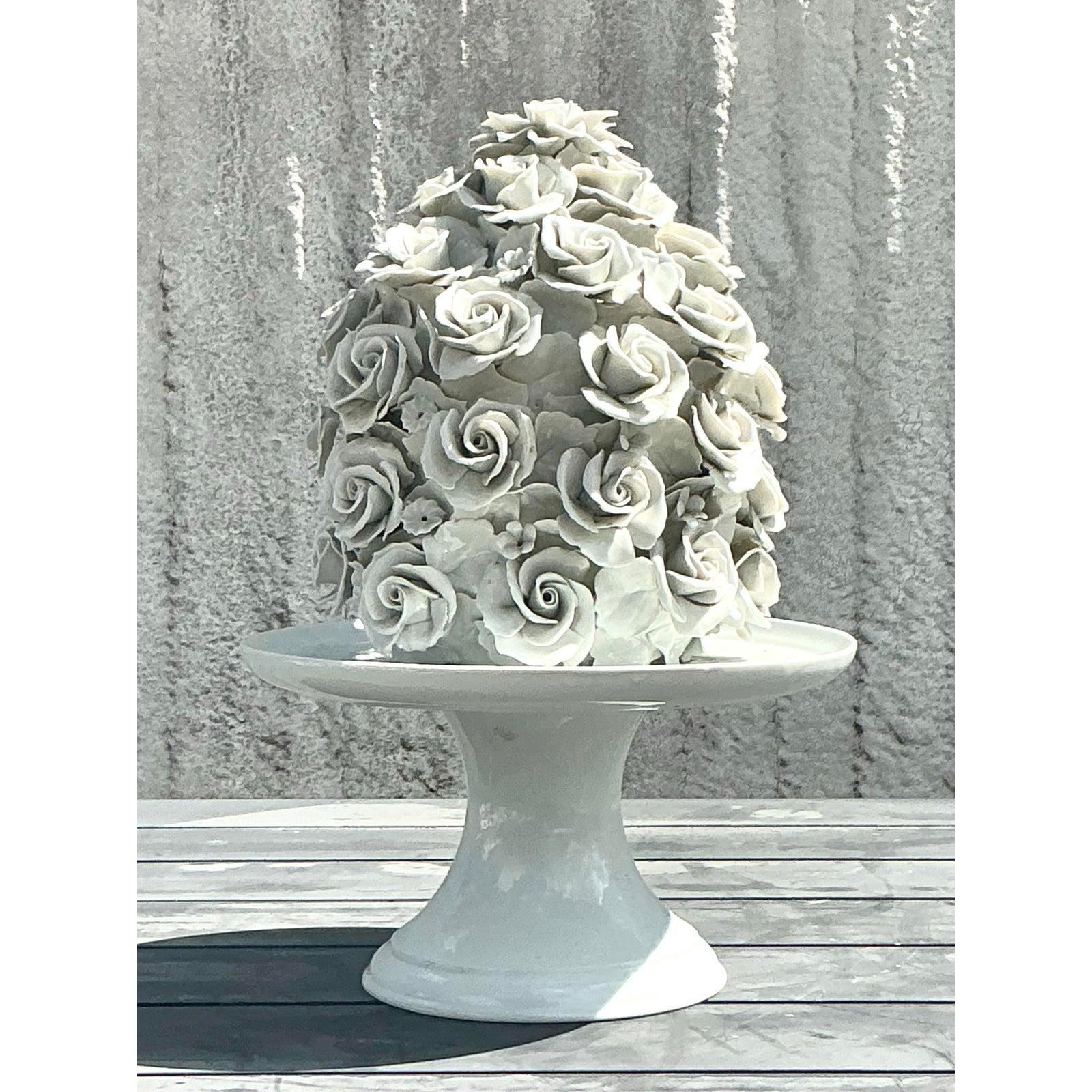 20ième siècle Cake à roses vintage en porcelaine émaillée de style Régence sur piédestal en vente
