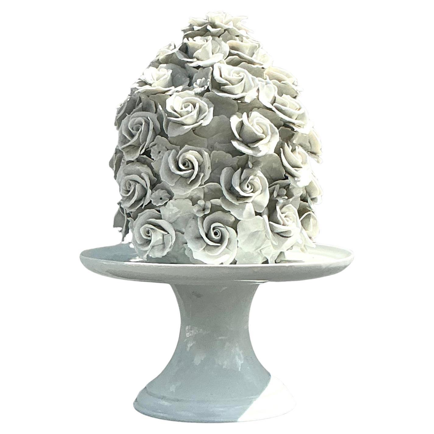 Cake à roses vintage en porcelaine émaillée de style Régence sur piédestal en vente