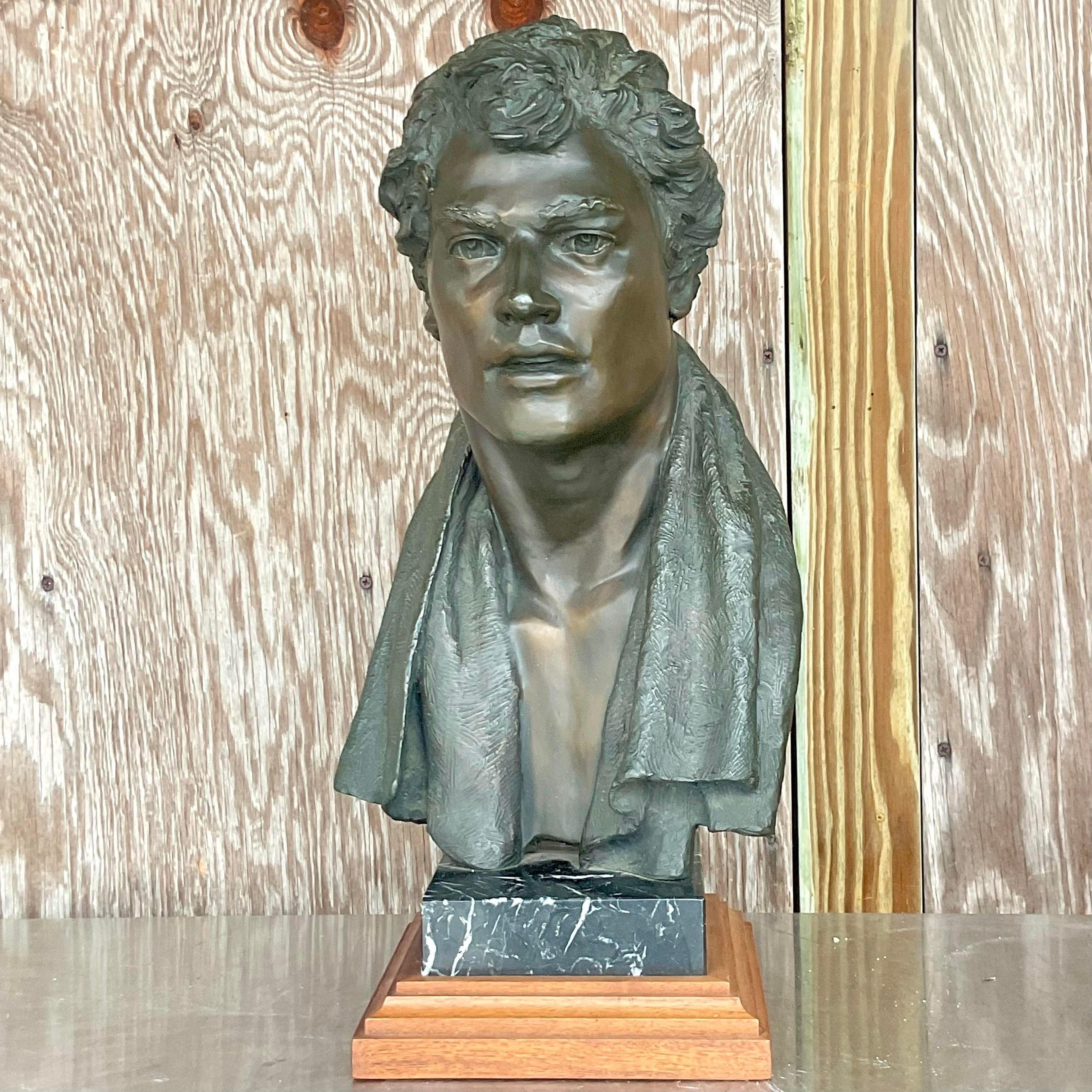 Un buste d'homme en bronze Boho vintage saisissant. Un profil chic d'un beau jeune homme. Attribué à l'artiste Glenda Goodacre. Non signée. Acquis d'une propriété de Palm Beach.