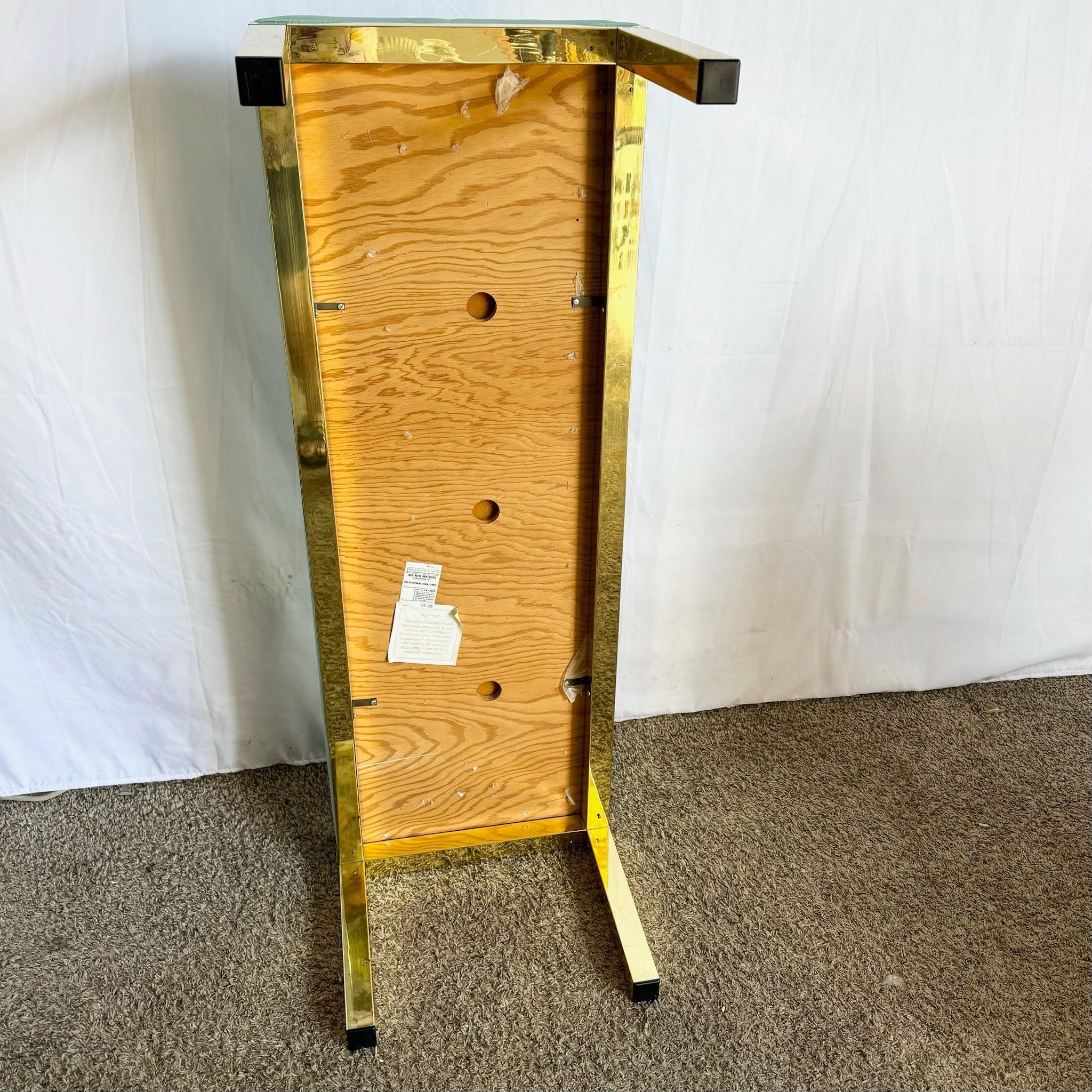 Banc Parsons Vintage Regency or et turquoise avec une structure dorée et un coussin en peluche, parfait pour ajouter de l'élégance à n'importe quel espace.
 
 Usure mineure du tissu et piqûres sur le métal comme indiqué sur les photos.
 
 Nous