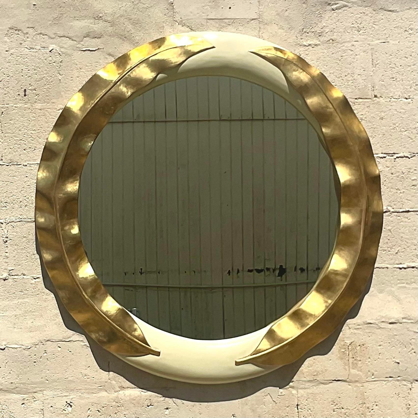 Miroir Vintage Regency à feuilles d'or Bon état - En vente à west palm beach, FL