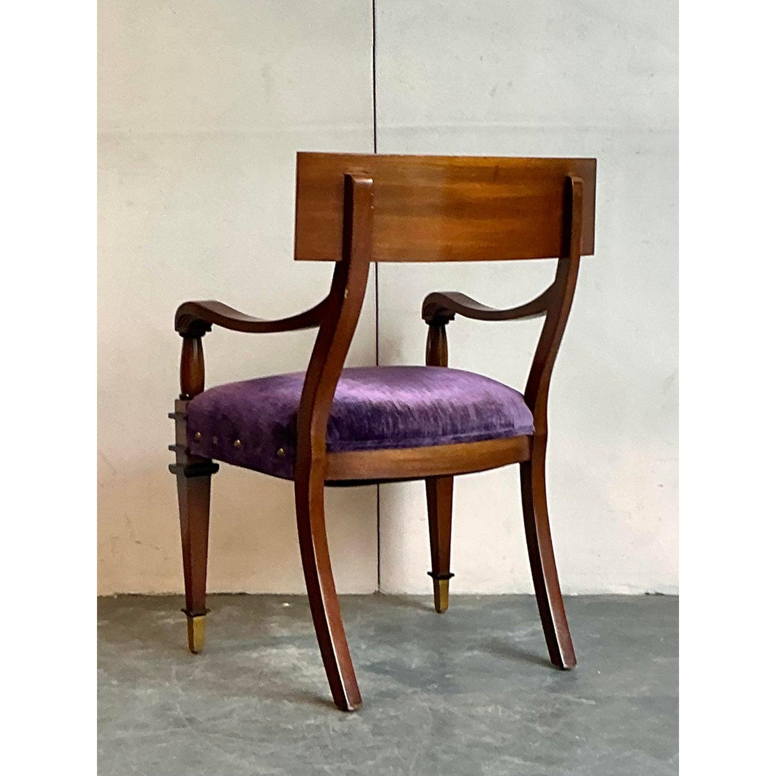 Questa poltrona vintage di Goralnik & Buchanan è un esempio magistrale di stile Impero Americano con un tocco contemporaneo di Hollywood Regency. La ricca struttura in legno della sedia è caratterizzata da braccioli graziosamente curvati e gambe a
