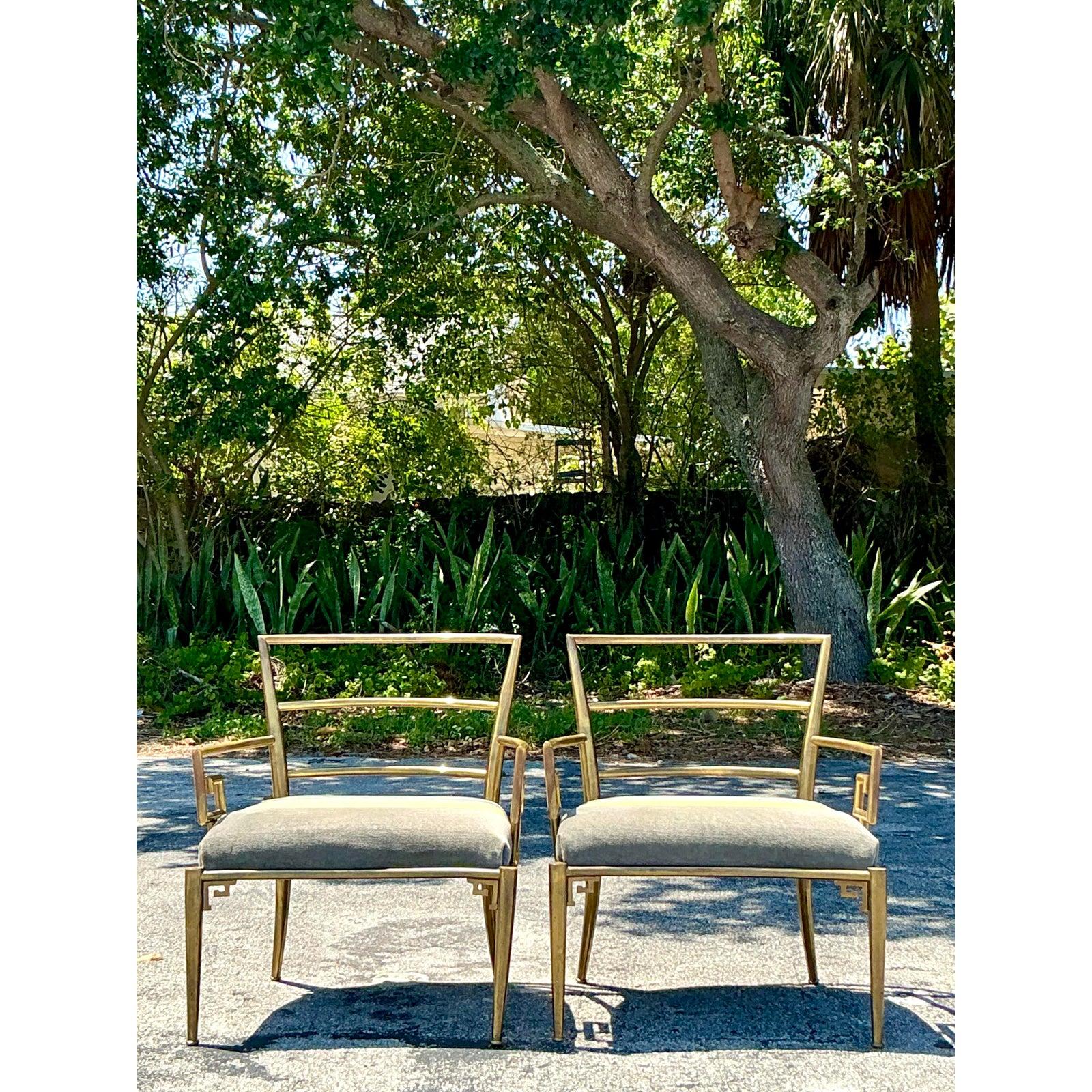 Sofisticada y escultural, esta pareja de tumbonas Vintage Regency desprende glamour atemporal y encanto arquitectónico. Inspiradas en los icónicos diseños de Mastercraft, estas sillas presentan armazones de latón pulido con brazos de llave griega,