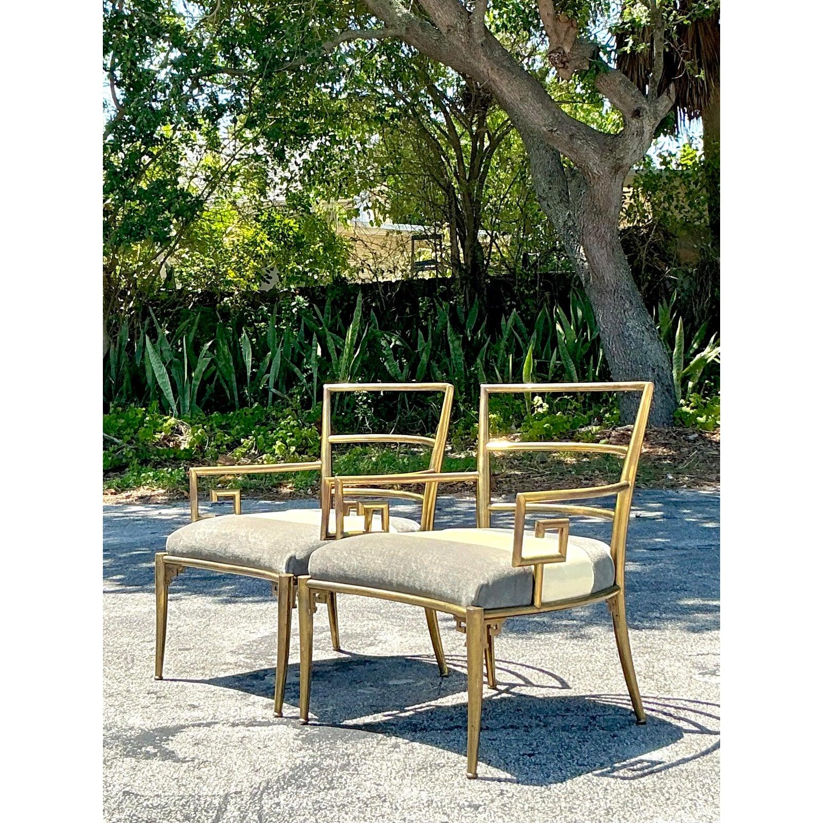 Sillas de salón vintage de latón con llave griega según Mastercraft - Un par Regencia de Hollywood en venta