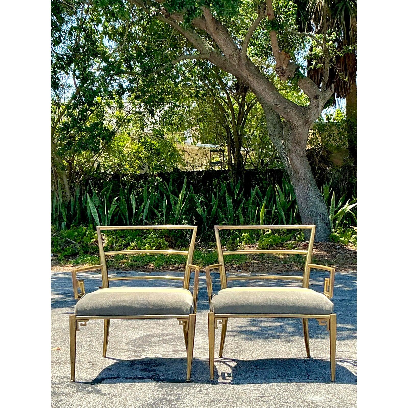 Sillas de salón vintage de latón con llave griega según Mastercraft - Un par Estadounidense en venta