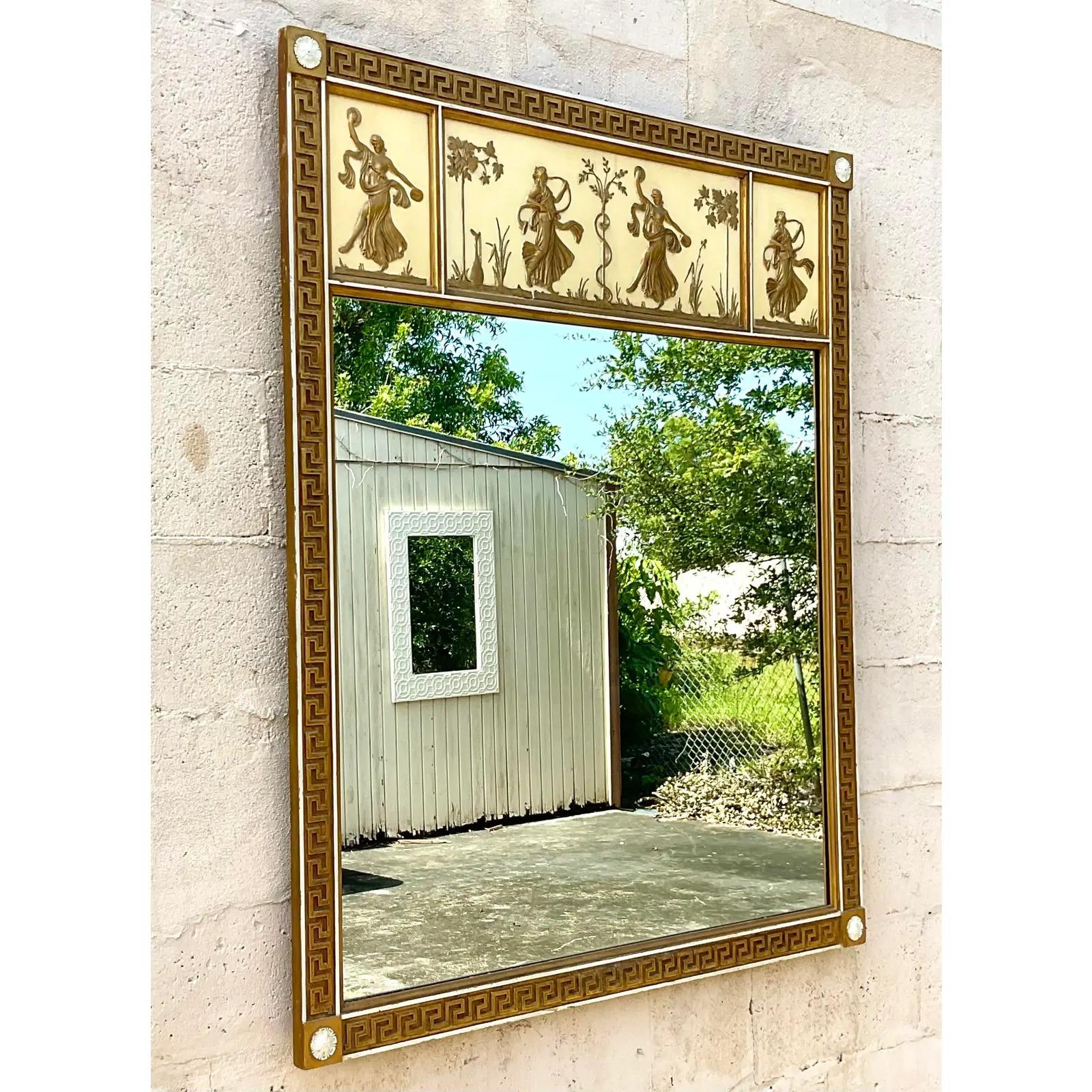Fantastique miroir mural vintage Regency. Magnifique motif de clé grecque avec des figures dansantes sur le dessus. Un vrai coup d'éclat. Finition dorée chic sur un fond ivoire. Acquis d'une propriété de Palm Beach.