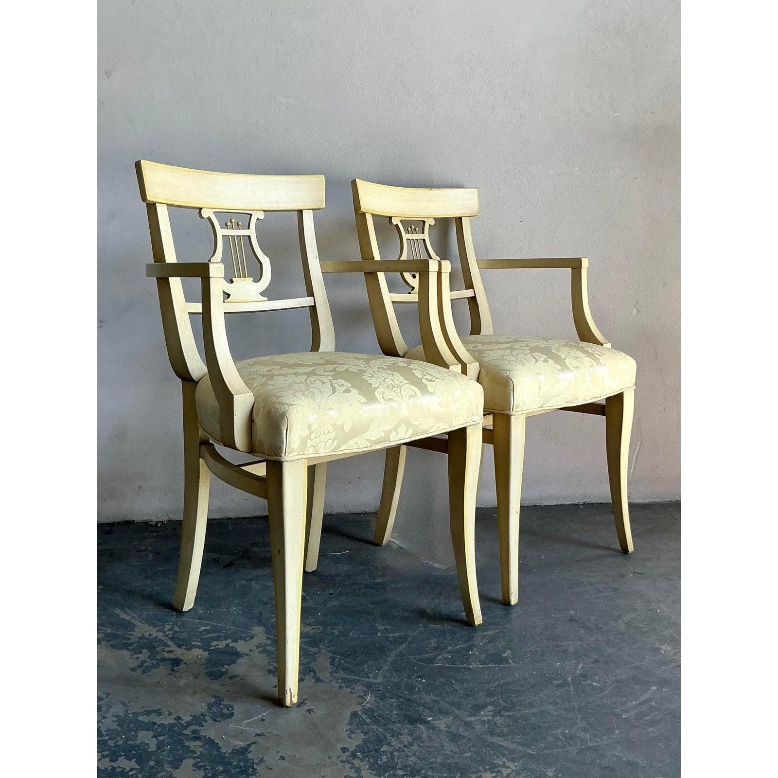 Cette paire exceptionnelle de fauteuils est une reprise magistrale des styles néoclassique Empire et Klismos, popularisés par des designers influents du milieu du XXe siècle. Les cadres élégants présentent des bras légèrement incurvés et des pieds