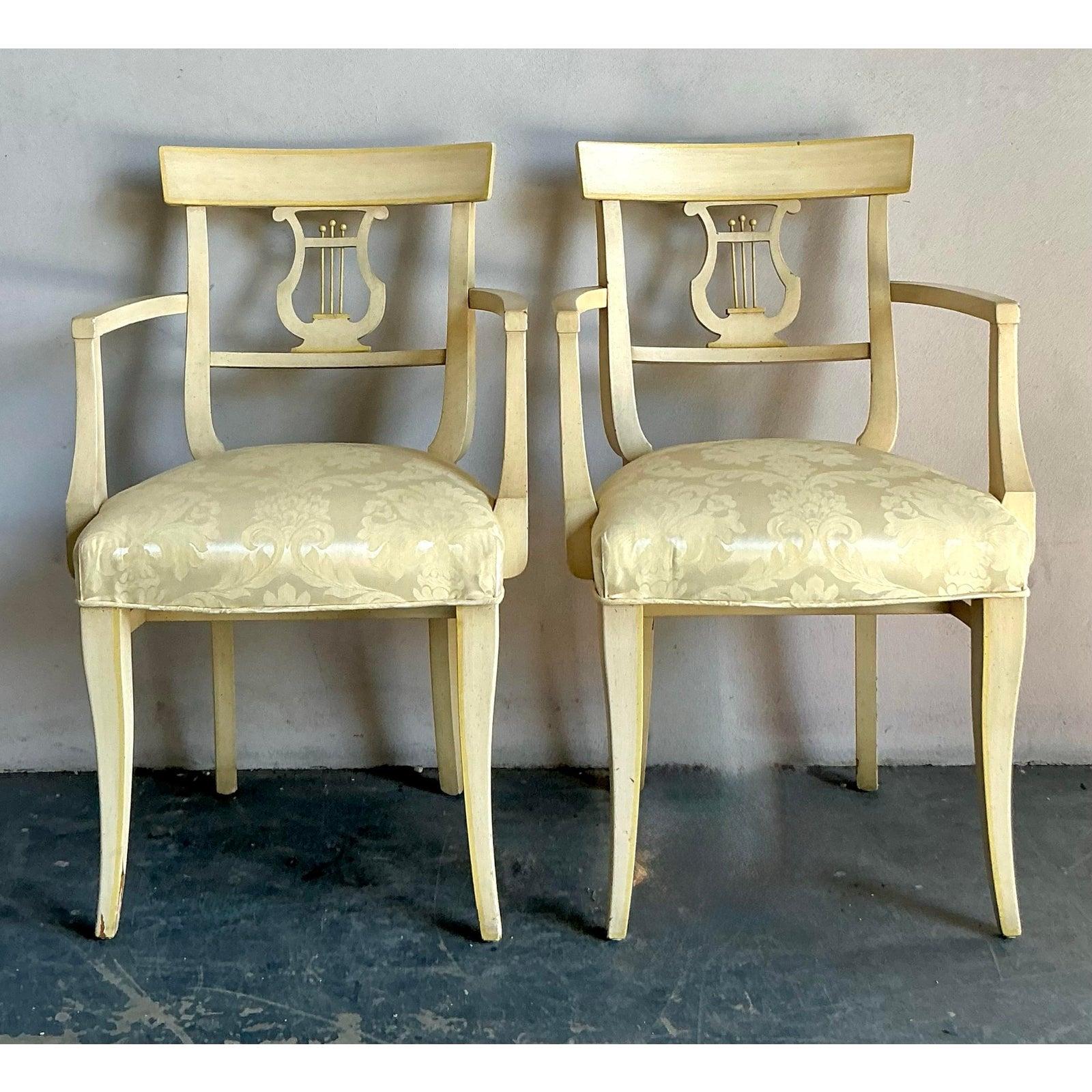 20ième siècle Vintage Byfeld House Chaises Klismos à dossier en lyre - une paire en vente