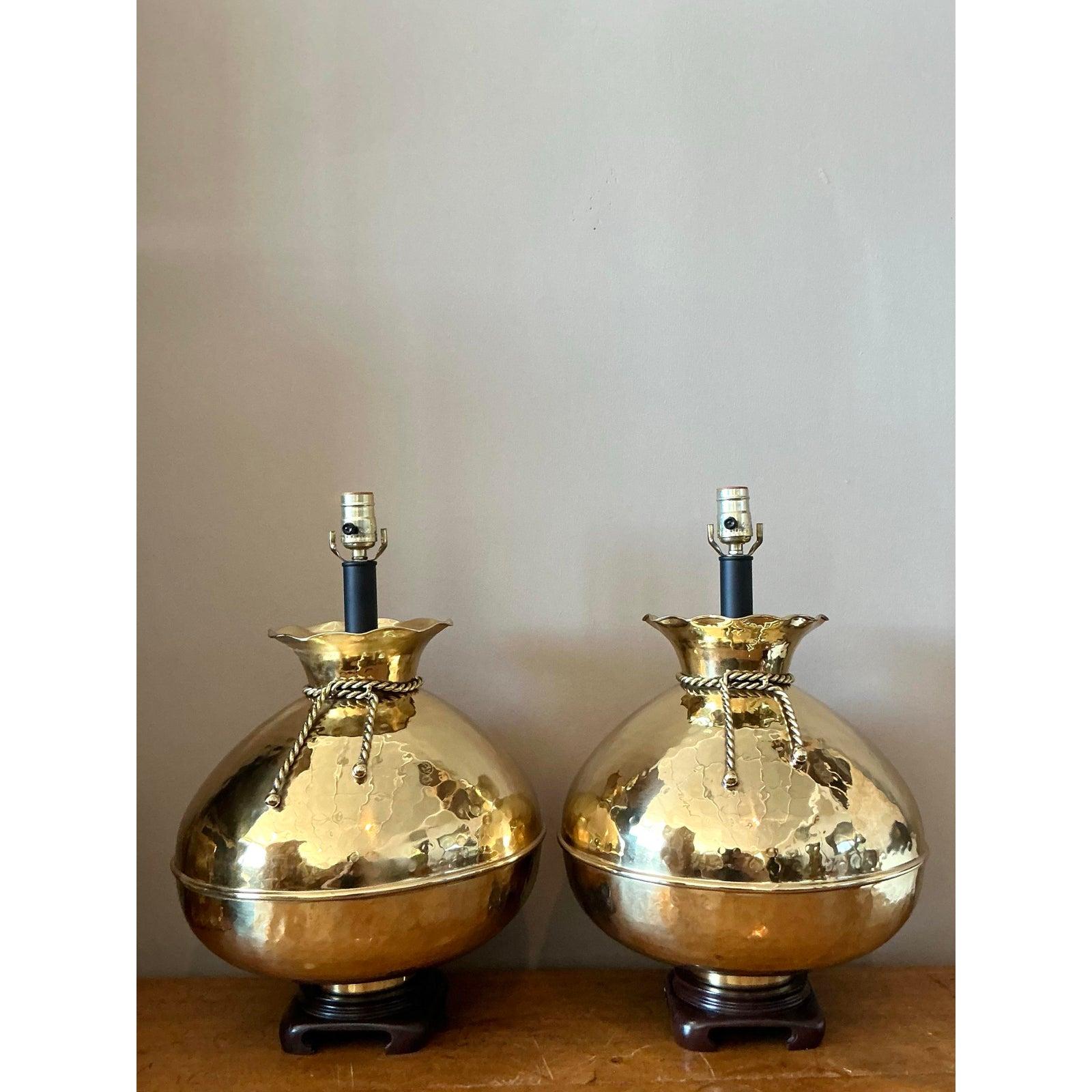 Fai una dichiarazione audace e glamour con questa eccezionale coppia di lampade da tavolo vintage in ottone martellato. Il design drammatico è caratterizzato da una base sostanziale a forma di scodella - spesso chiamata 