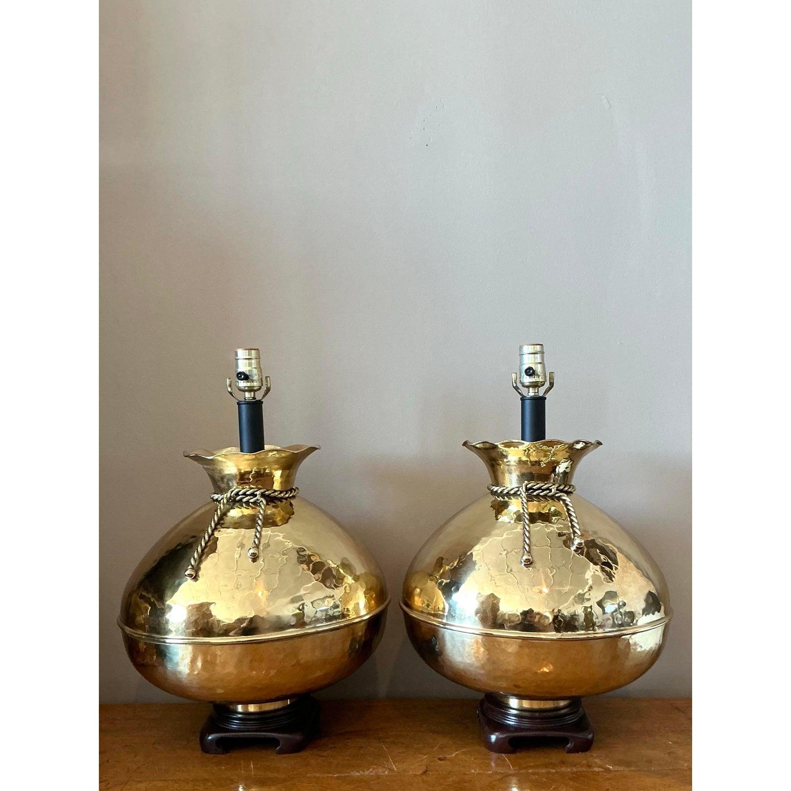 Mid-Century moderno Lampade a borsetta in ottone martellato Regency d'epoca - una coppia in vendita