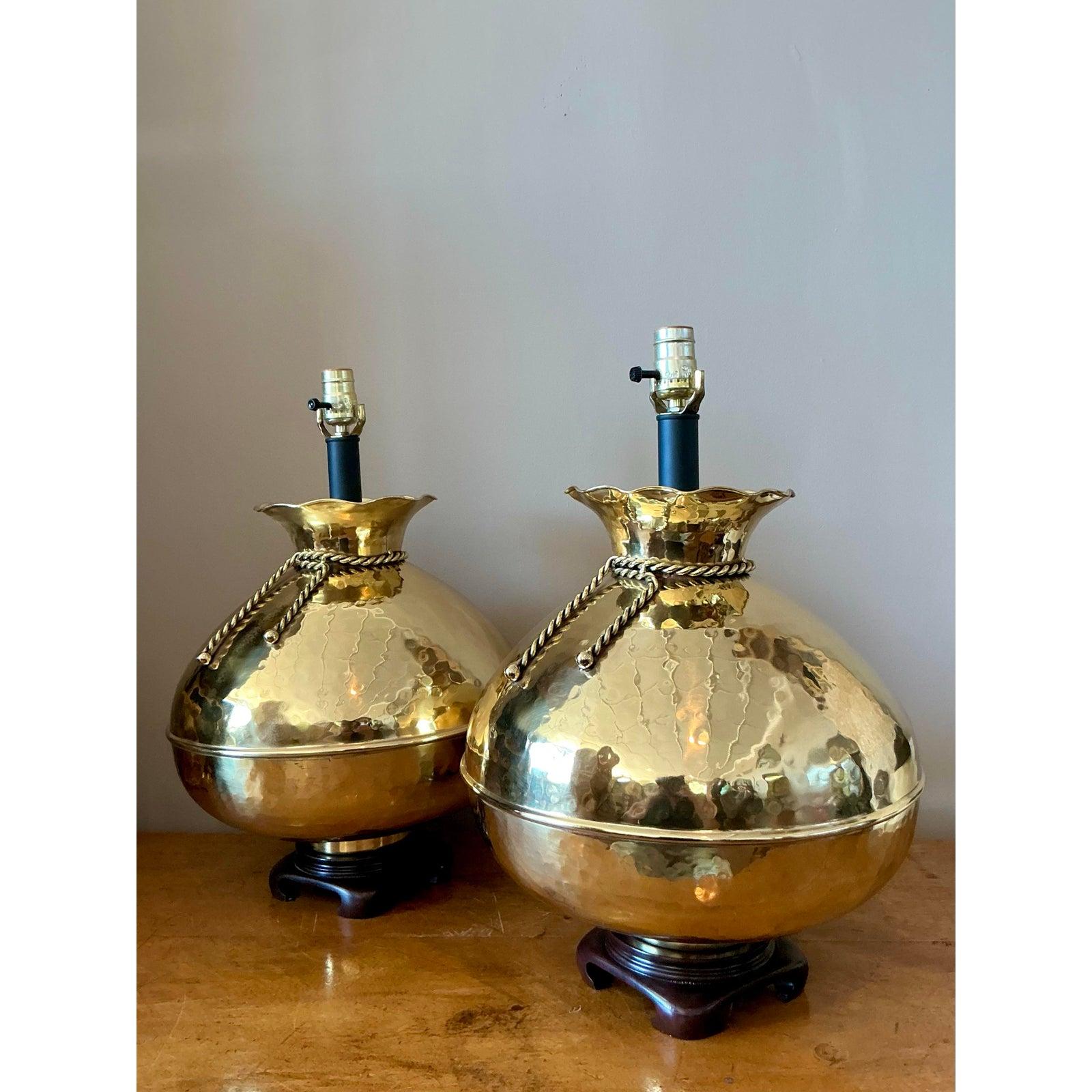 Americano Lampade a borsetta in ottone martellato Regency d'epoca - una coppia in vendita