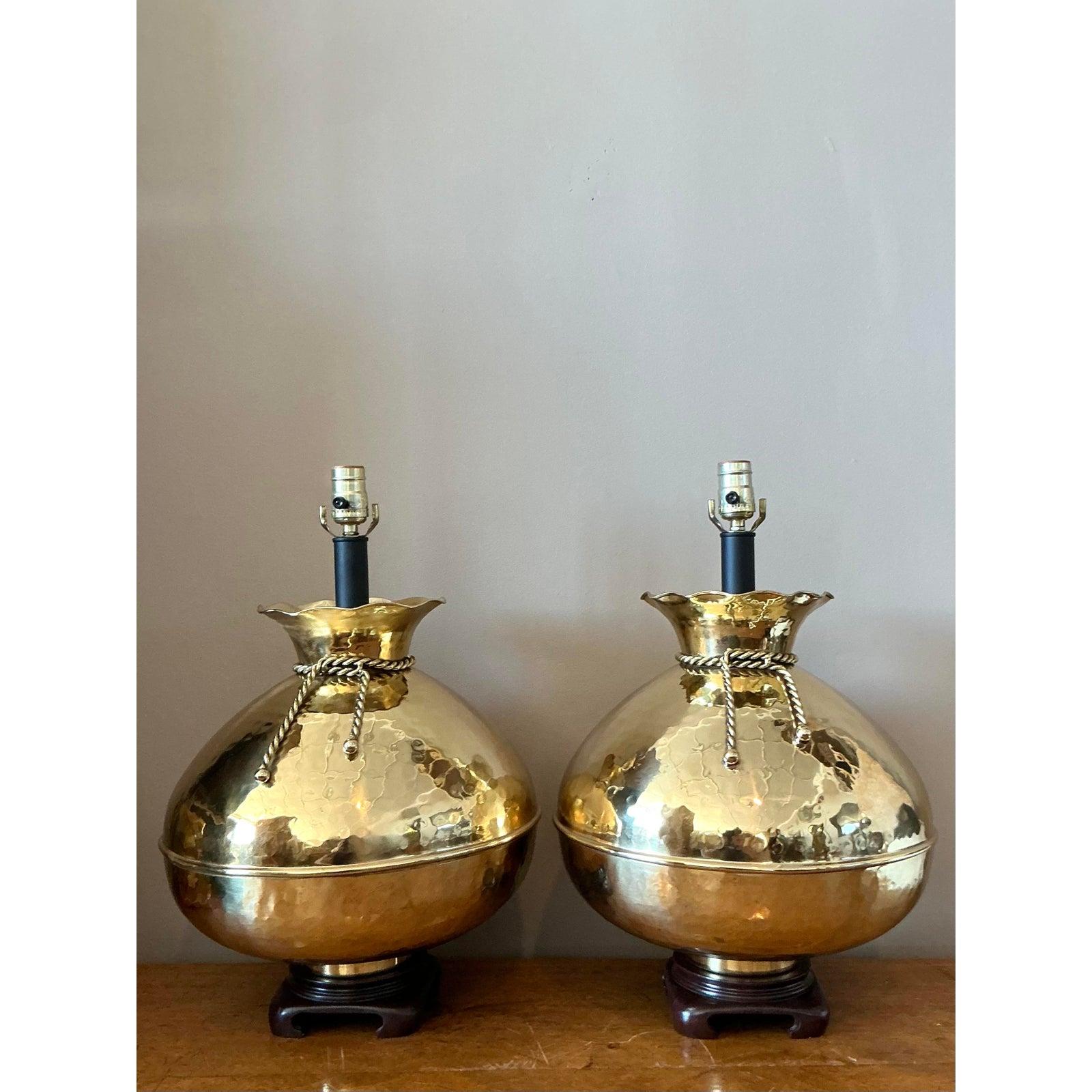XX secolo Lampade a borsetta in ottone martellato Regency d'epoca - una coppia in vendita