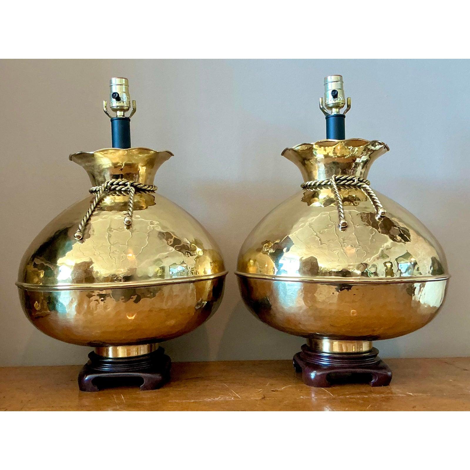 Ottone Lampade a borsetta in ottone martellato Regency d'epoca - una coppia in vendita