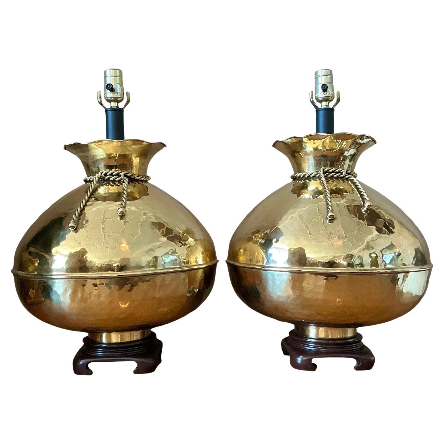 Lampade a borsetta in ottone martellato Regency d'epoca - una coppia in vendita