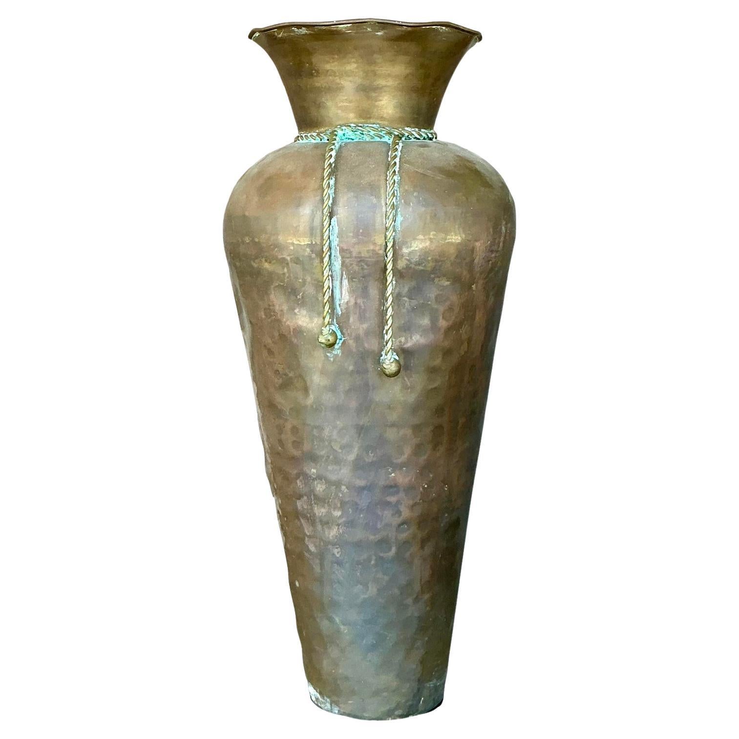 Grand vase Vintage Regency en laiton Hammered